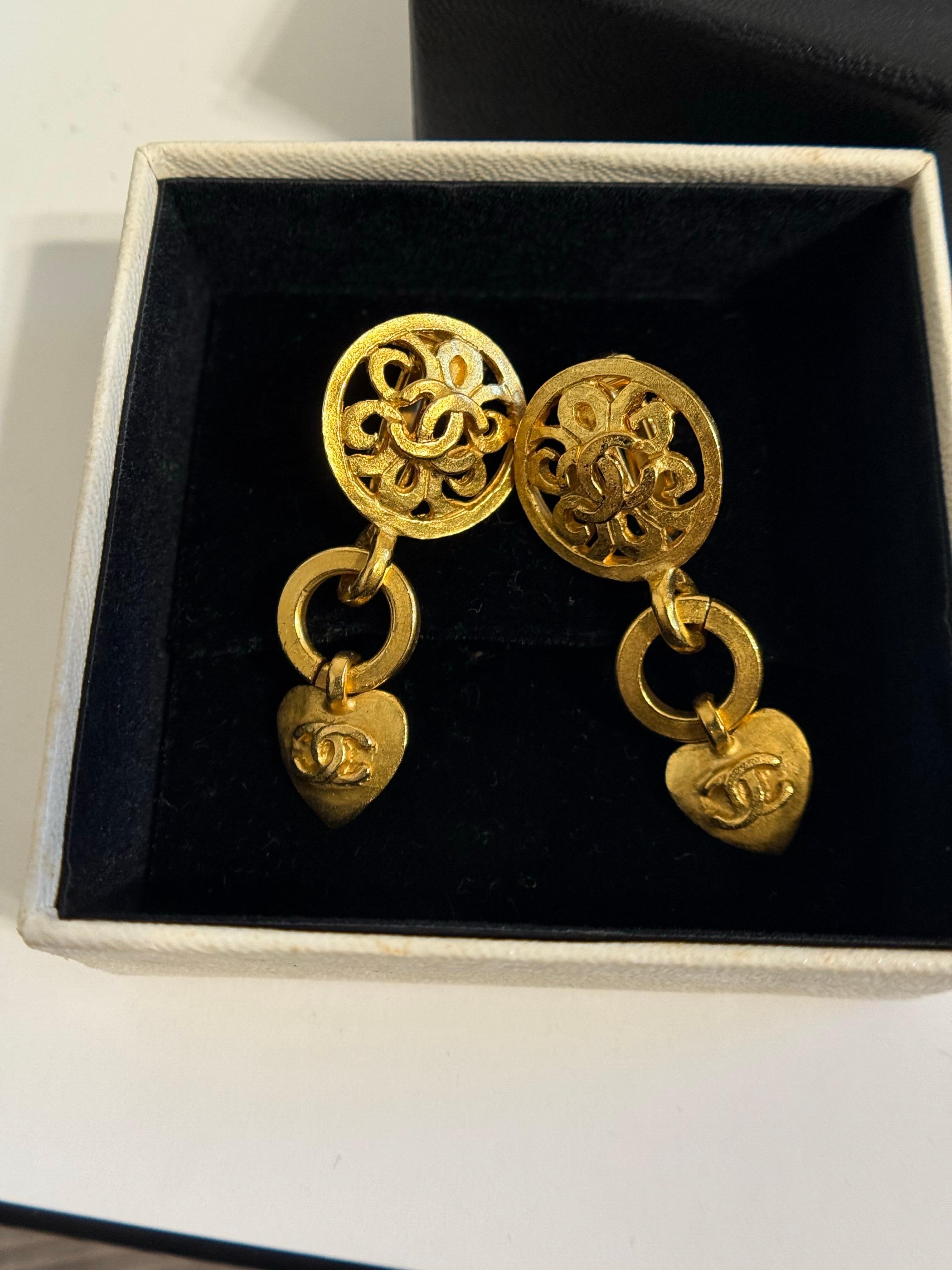 Chanel Vintage Gold CC Heart Floral Dangle Clip On Earrings In Good Condition For Sale In Bellevue, WA
