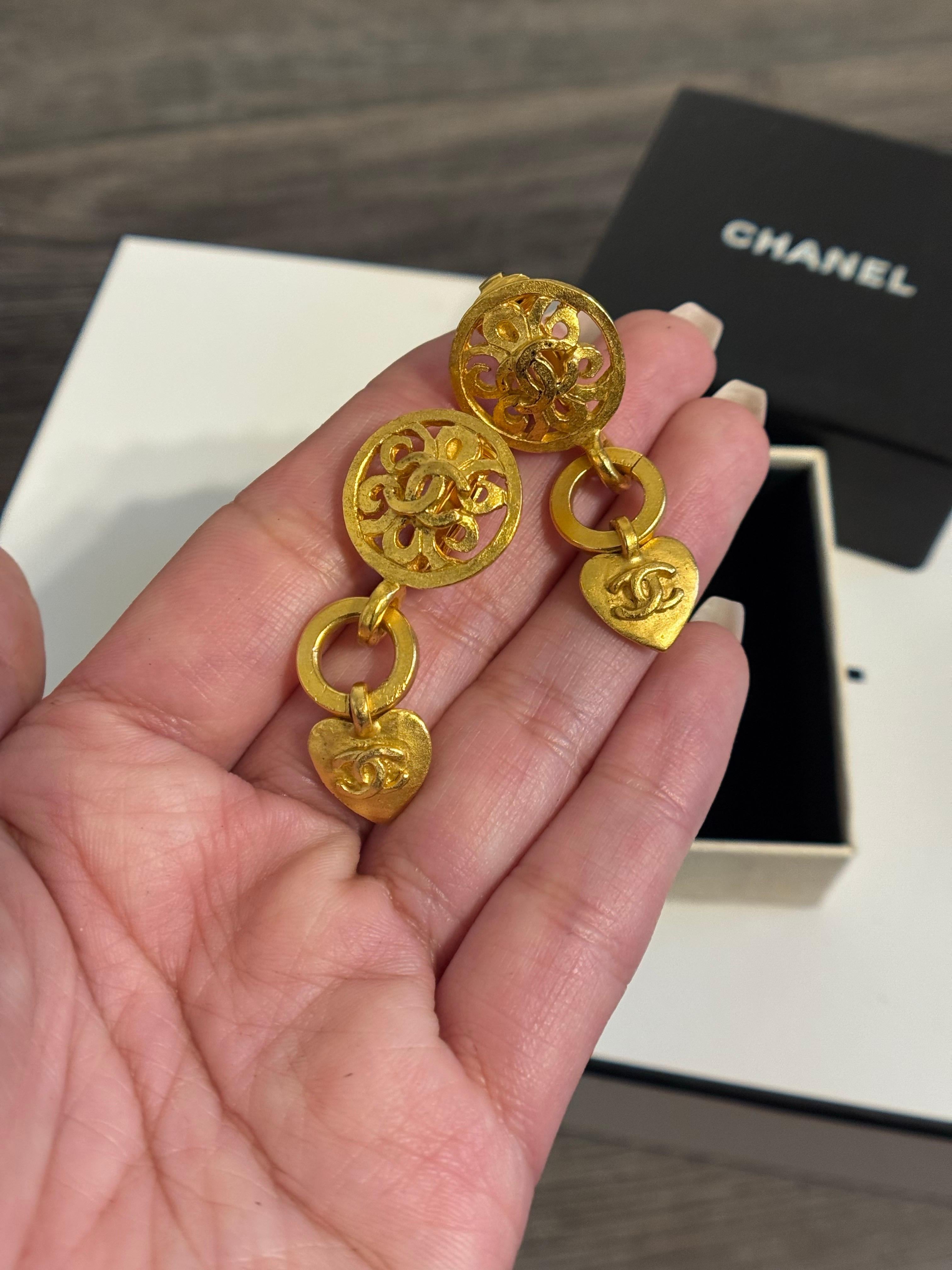 Women's or Men's Chanel Vintage Gold CC Heart Floral Dangle Clip On Earrings For Sale