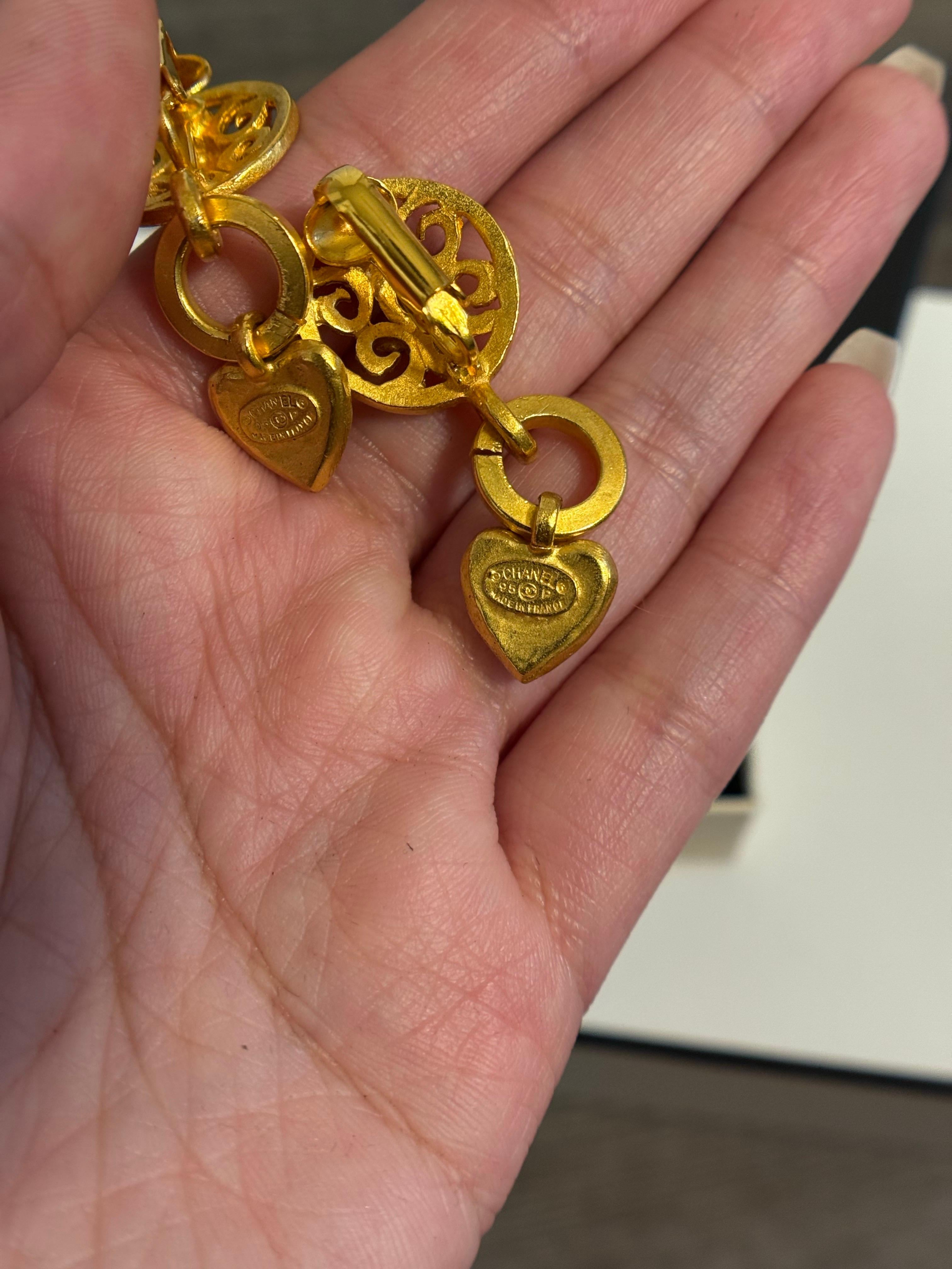 Chanel Vintage Gold CC Heart Floral Dangle Clip On Earrings For Sale 1