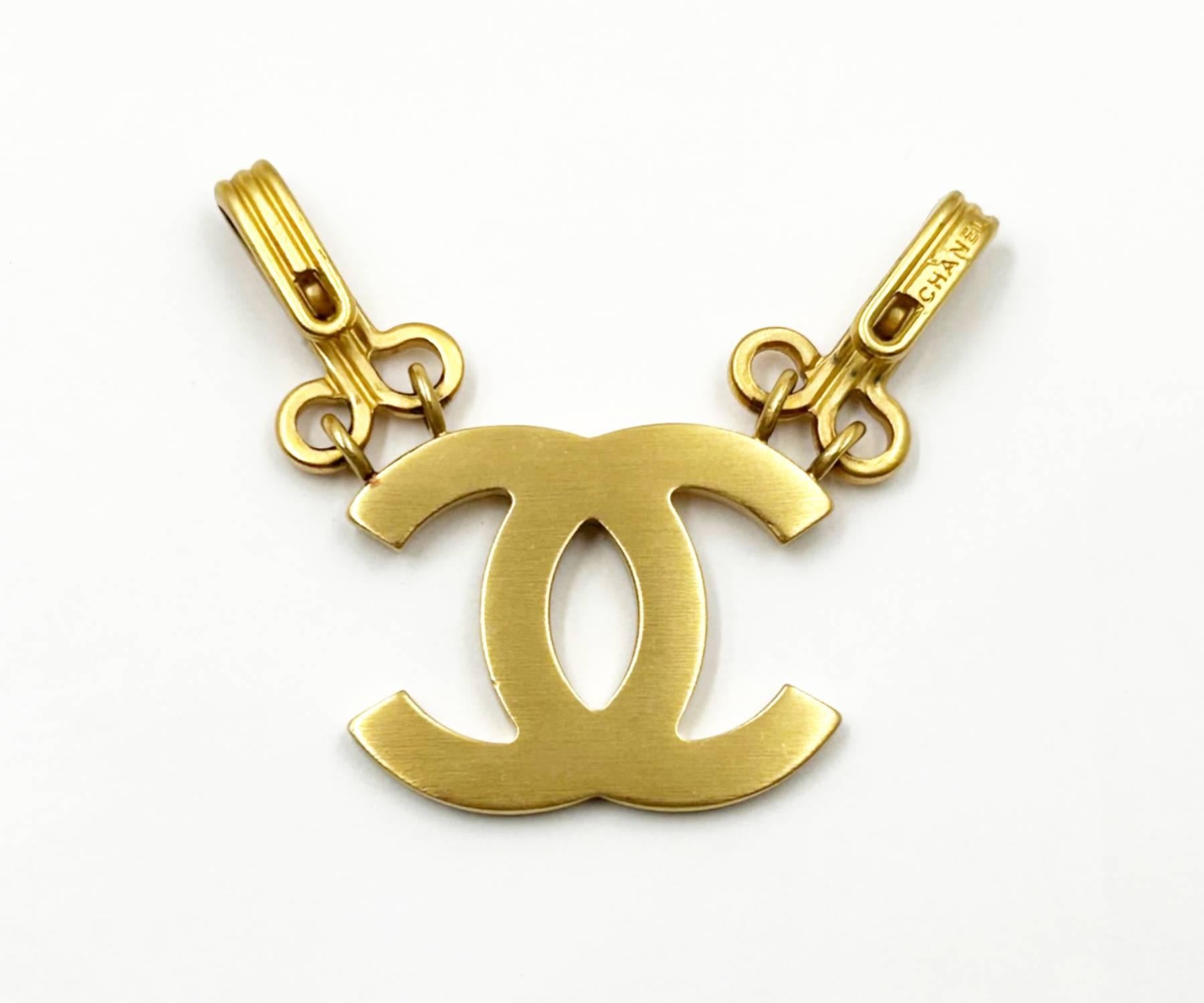 Chanel Vintage Gold CC Hook and Eye Large Pendant

*Marked 03
*Made in Italy

-It is approximately 2.25