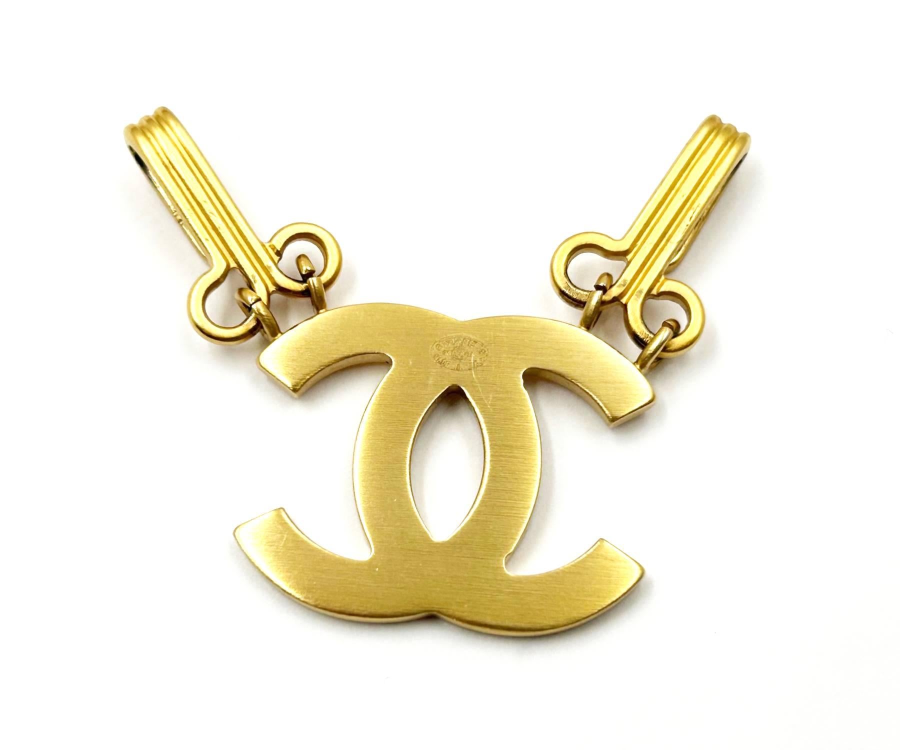 Chanel Vintage Gold CC Hook and Eye Large Pendant In Good Condition For Sale In Pasadena, CA