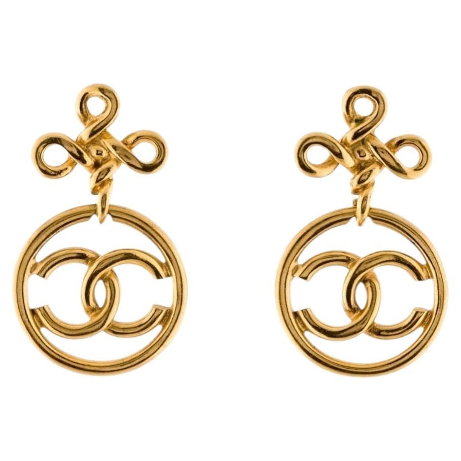 CHANEL Vintage Gold CC Infinity Knot Dangle Clip On Earrings For Sale
