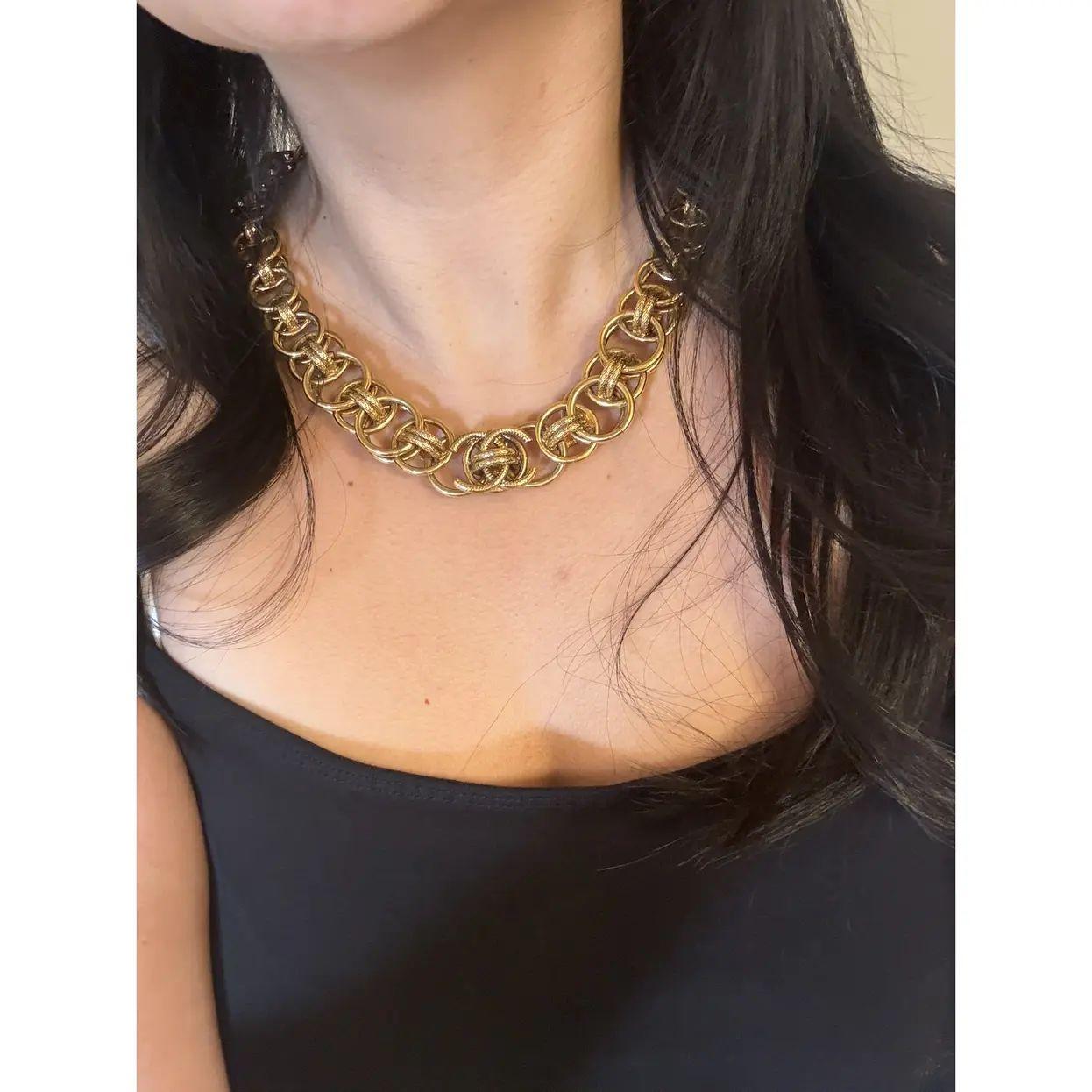 DETTAGLI:
Marchio di garanzia: Etichetta ovale Chanel
Prodotto in Francia
Placcato oro
La collana è in buone condizioni e presenta un'usura minima.
Misure approssimative: lunghezza della catena: 21