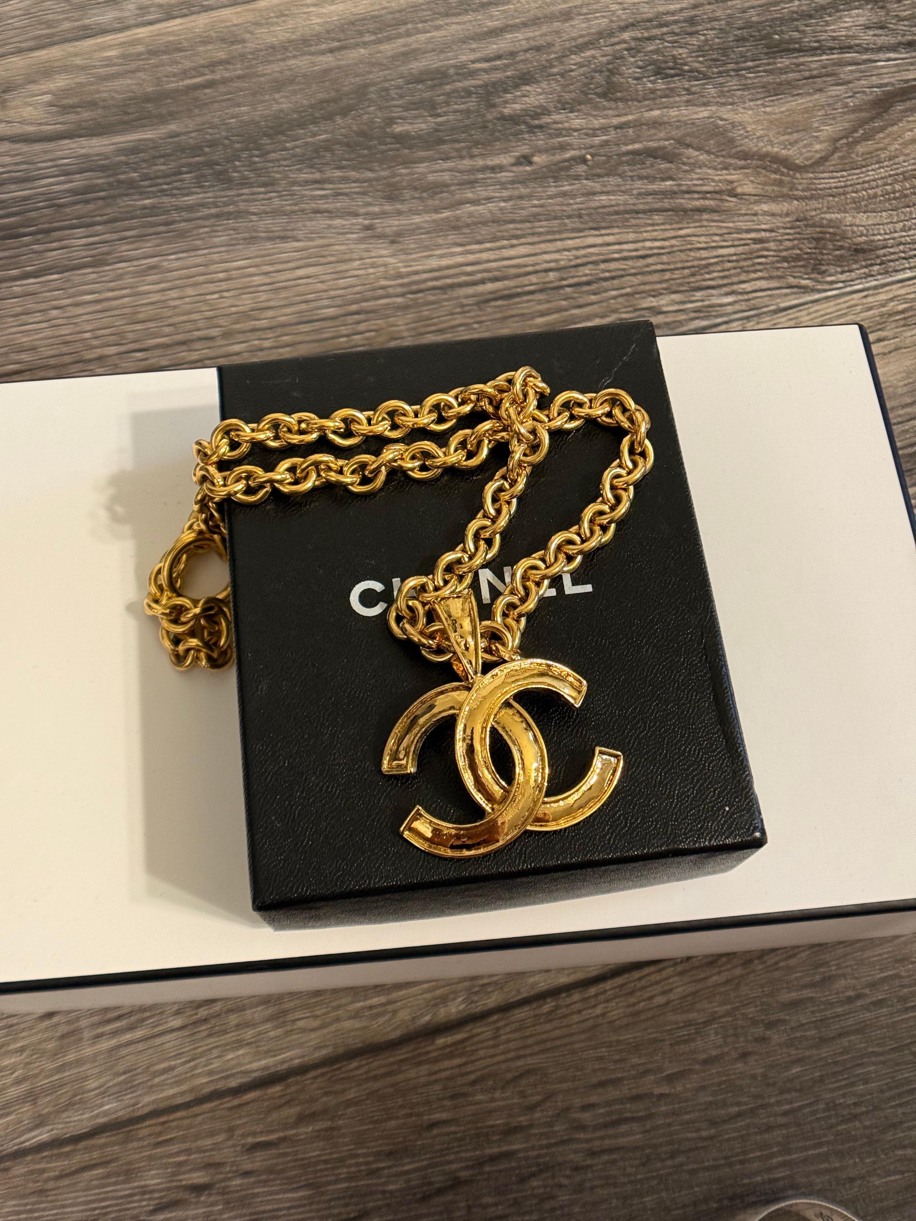 Collana con ciondolo a catena con logo Chanel vintage in oro, circa anni '90 in vendita 6