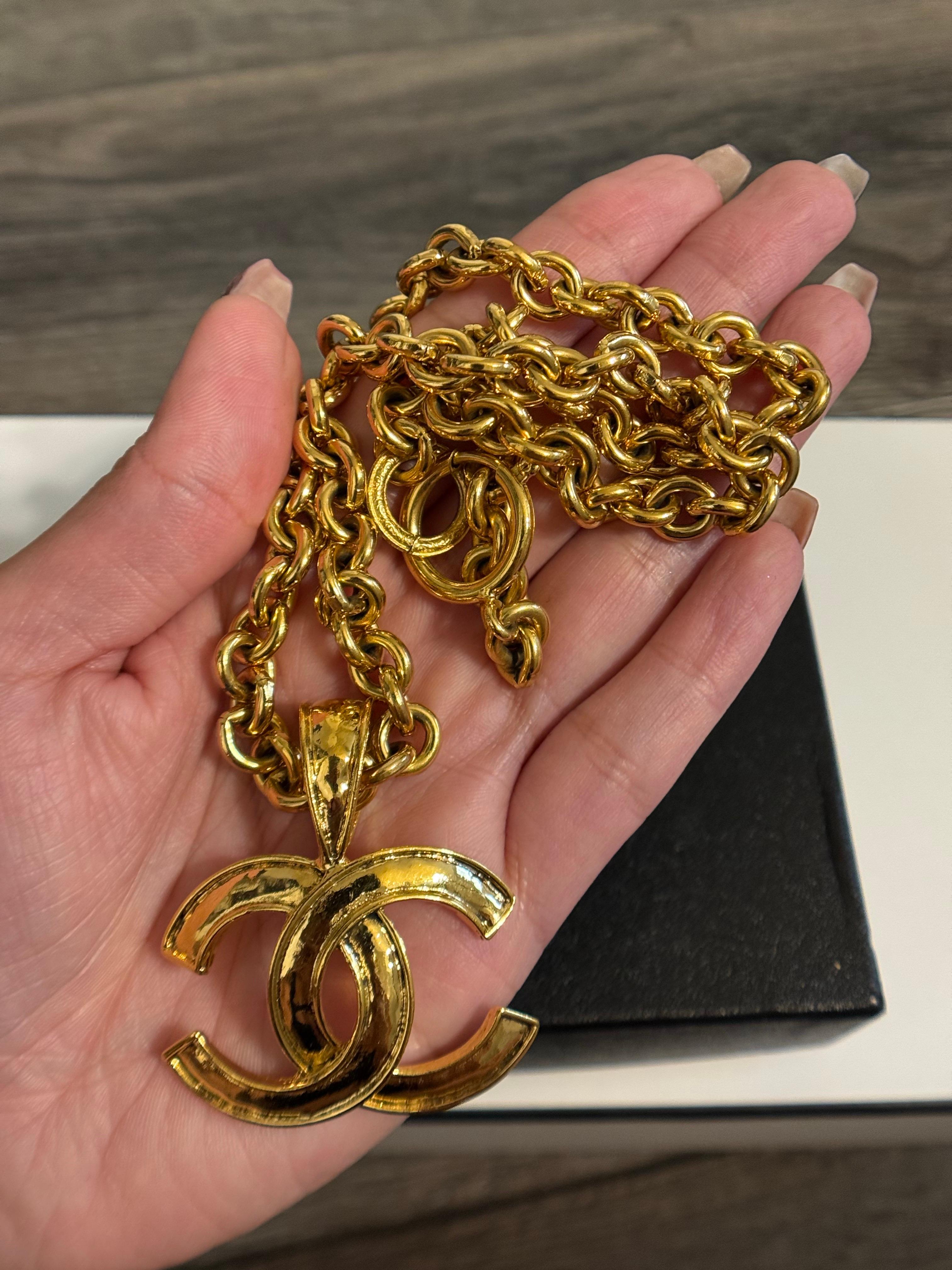Collana con ciondolo a catena con logo Chanel vintage in oro, circa anni '90 In condizioni buone in vendita a Bellevue, WA