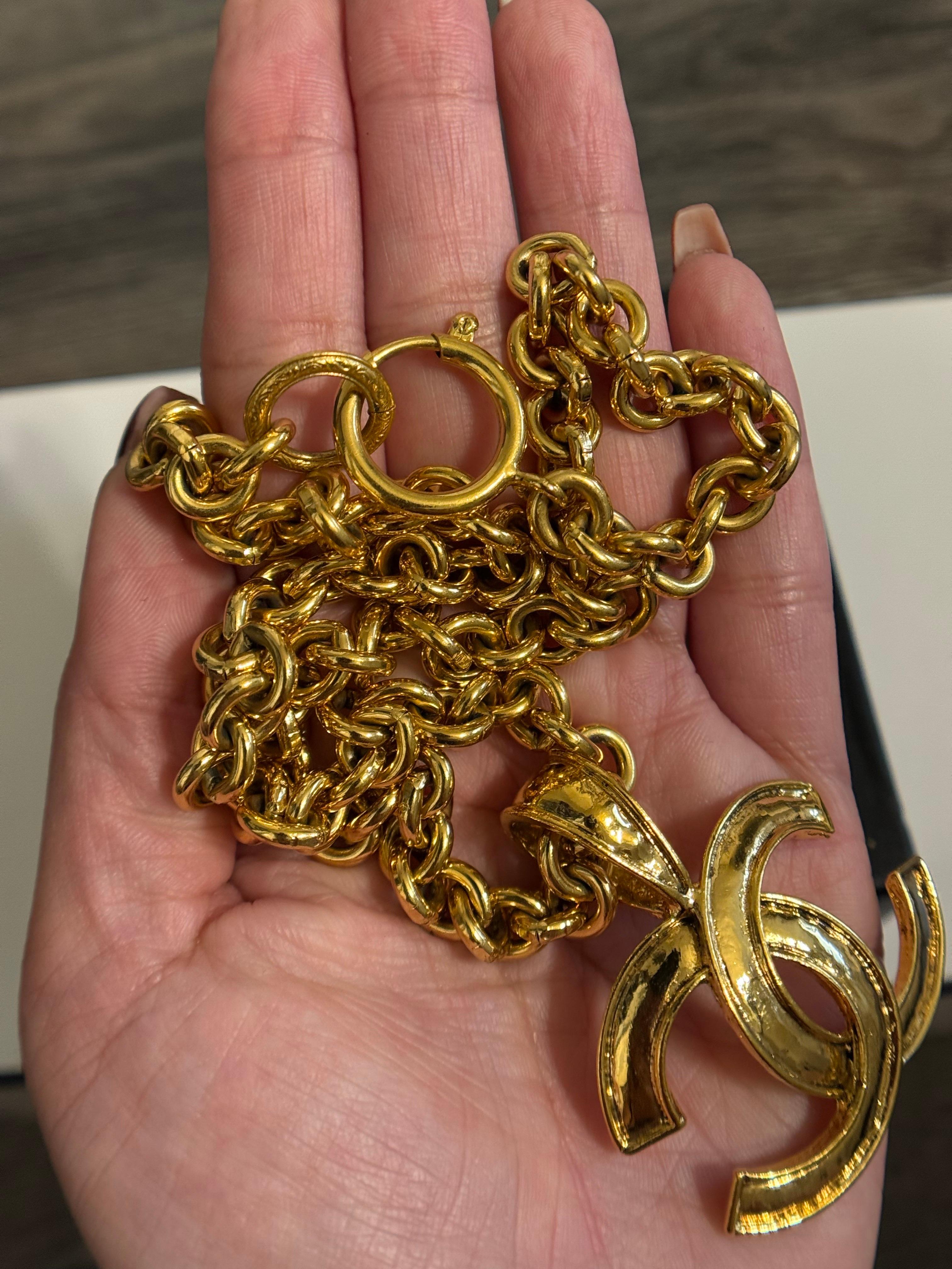 da uomo o donna Collana con ciondolo a catena con logo Chanel vintage in oro, circa anni '90 in vendita