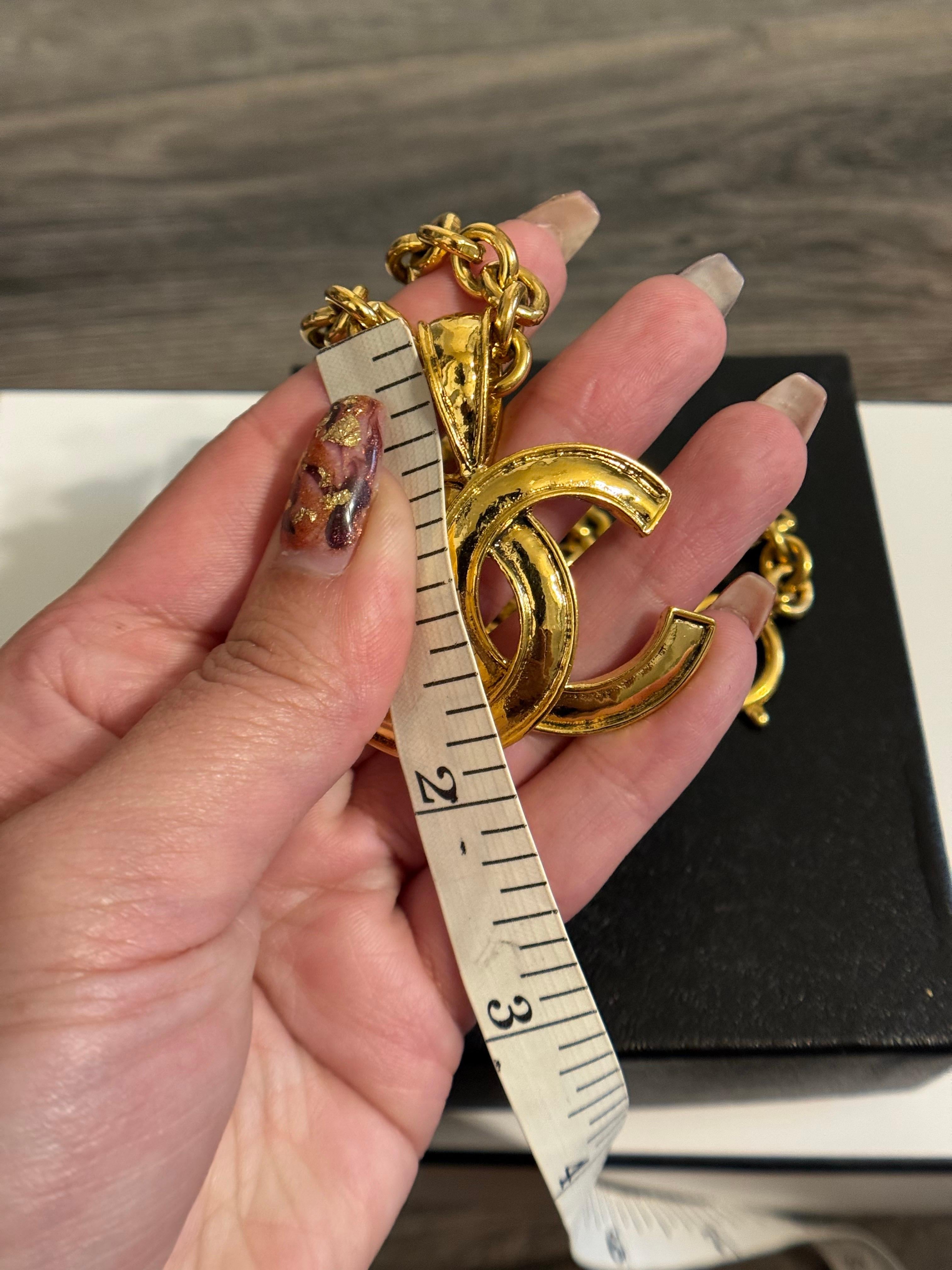 Collana con ciondolo a catena con logo Chanel vintage in oro, circa anni '90 in vendita 2