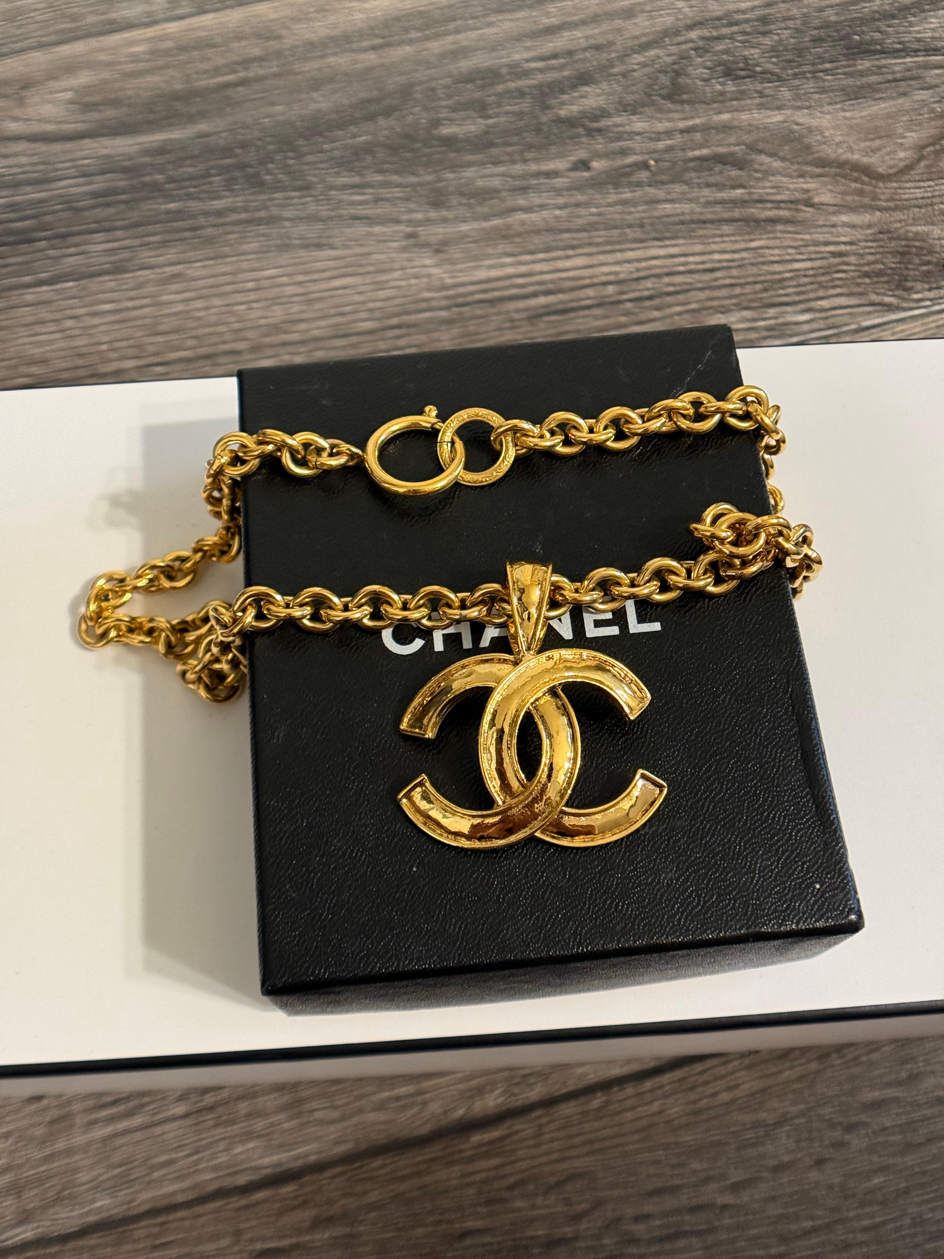 Collana con ciondolo a catena con logo Chanel vintage in oro, circa anni '90 in vendita 4