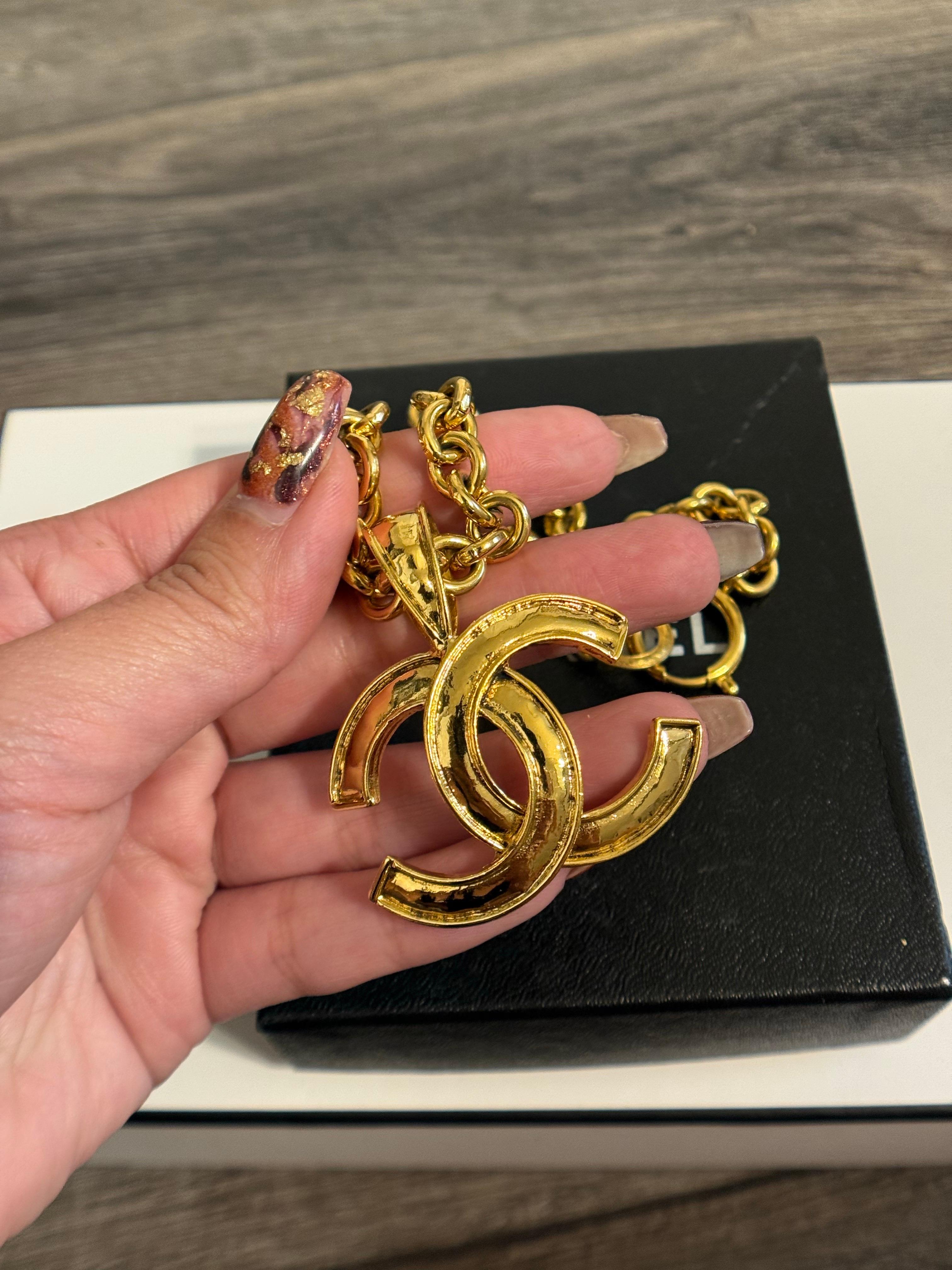 Collana con ciondolo a catena con logo Chanel vintage in oro, circa anni '90 in vendita 5