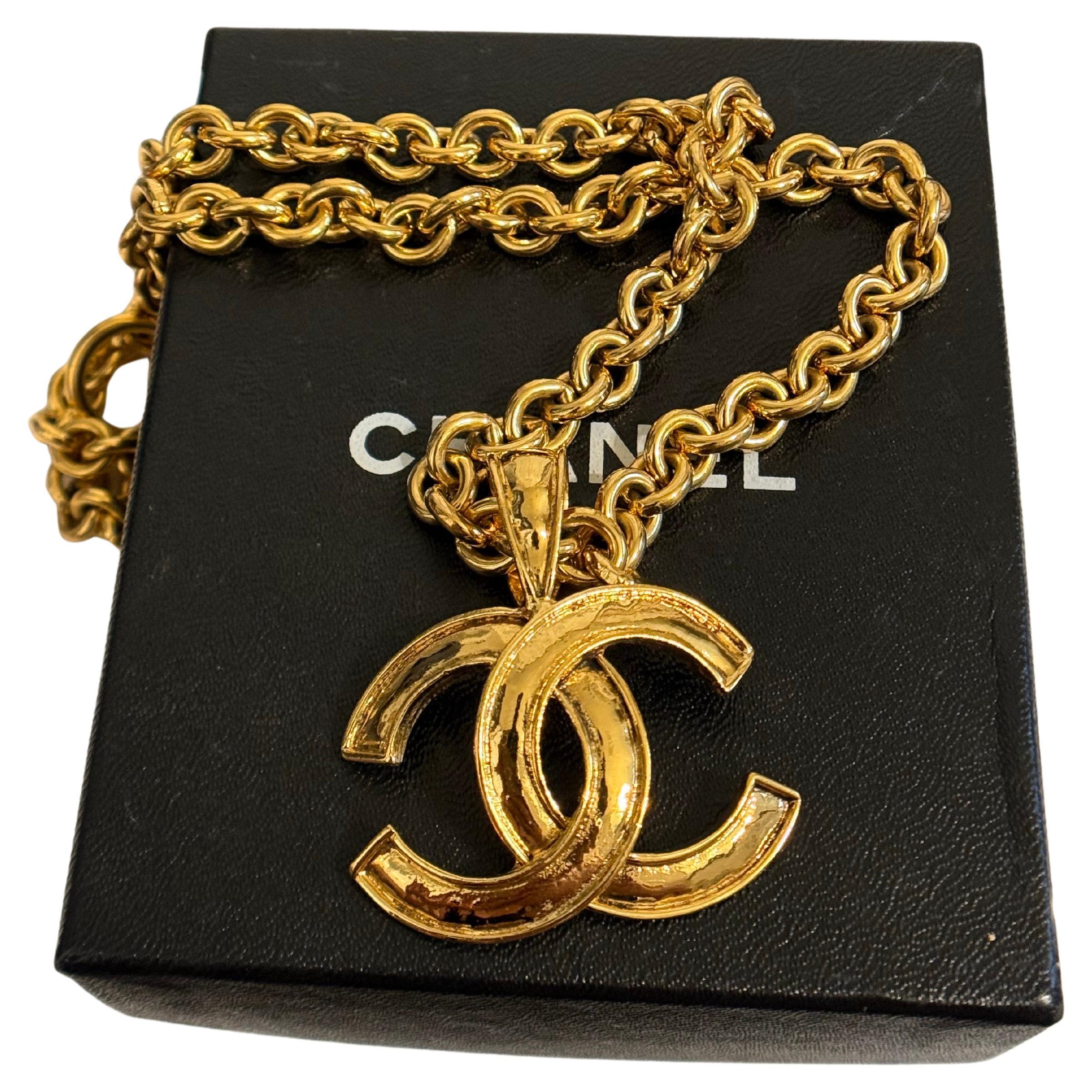 Collana con ciondolo a catena con logo Chanel vintage in oro, circa anni '90 in vendita