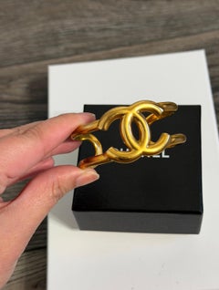 Bracciale a polsino CHANEL vintage con logo CC dorato