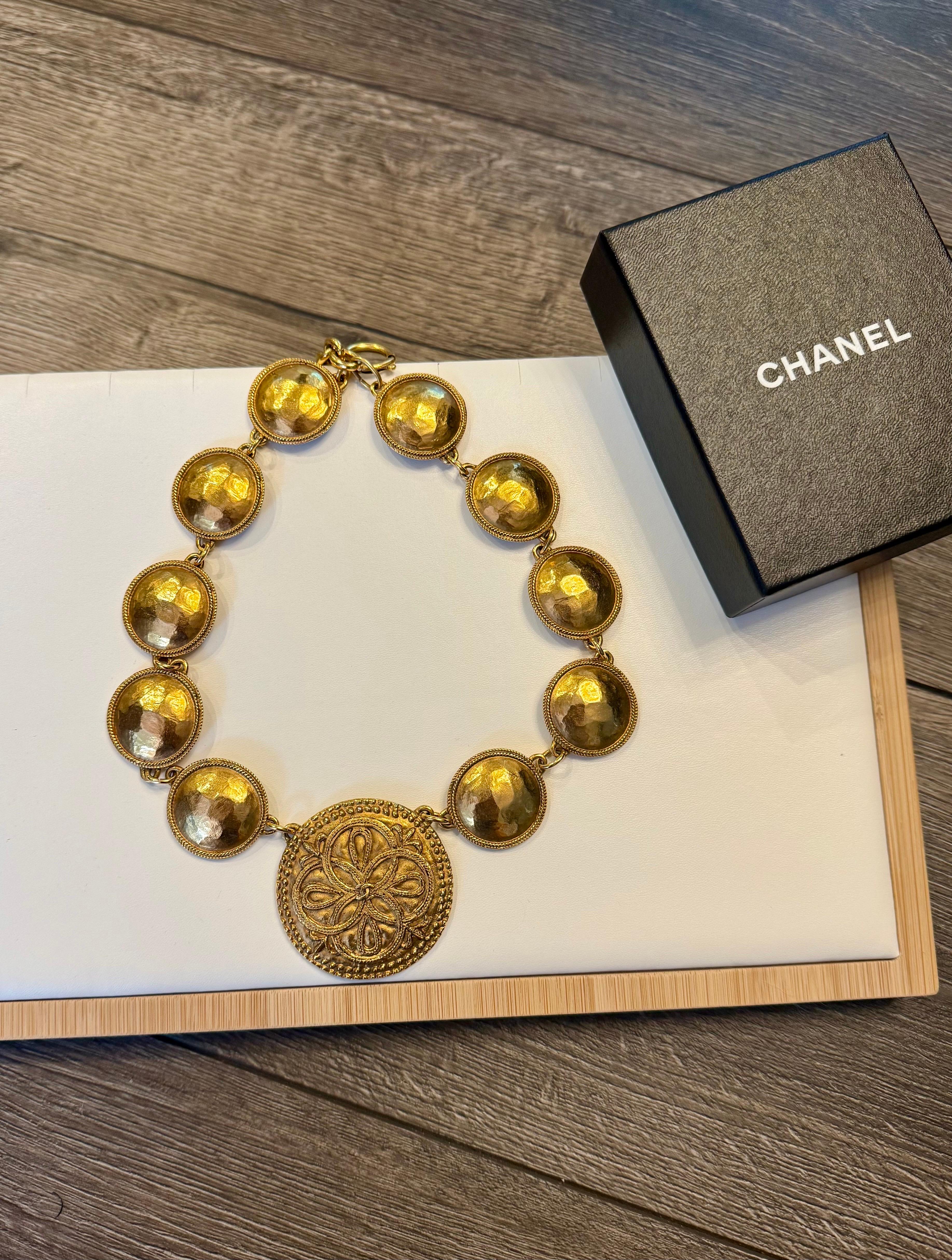 DETAILS:
Hallmark: CHANEL
Collection: 23
Made in France
Gold Plated
The necklace is in good condition showing minimal wear
Measurements approx.: length 20.5 inches
Comes with box

IMPORTANT INFORMATION:
This item is a pre-owned vintage piece and may