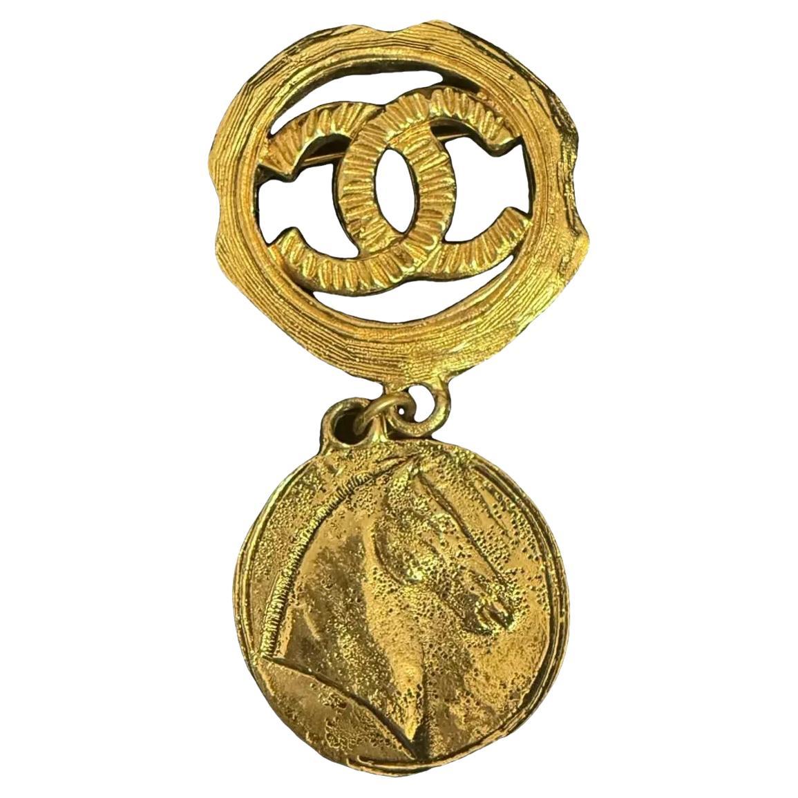 CHANEL Vintage Gold CC Logo Pferd Charme Brosche