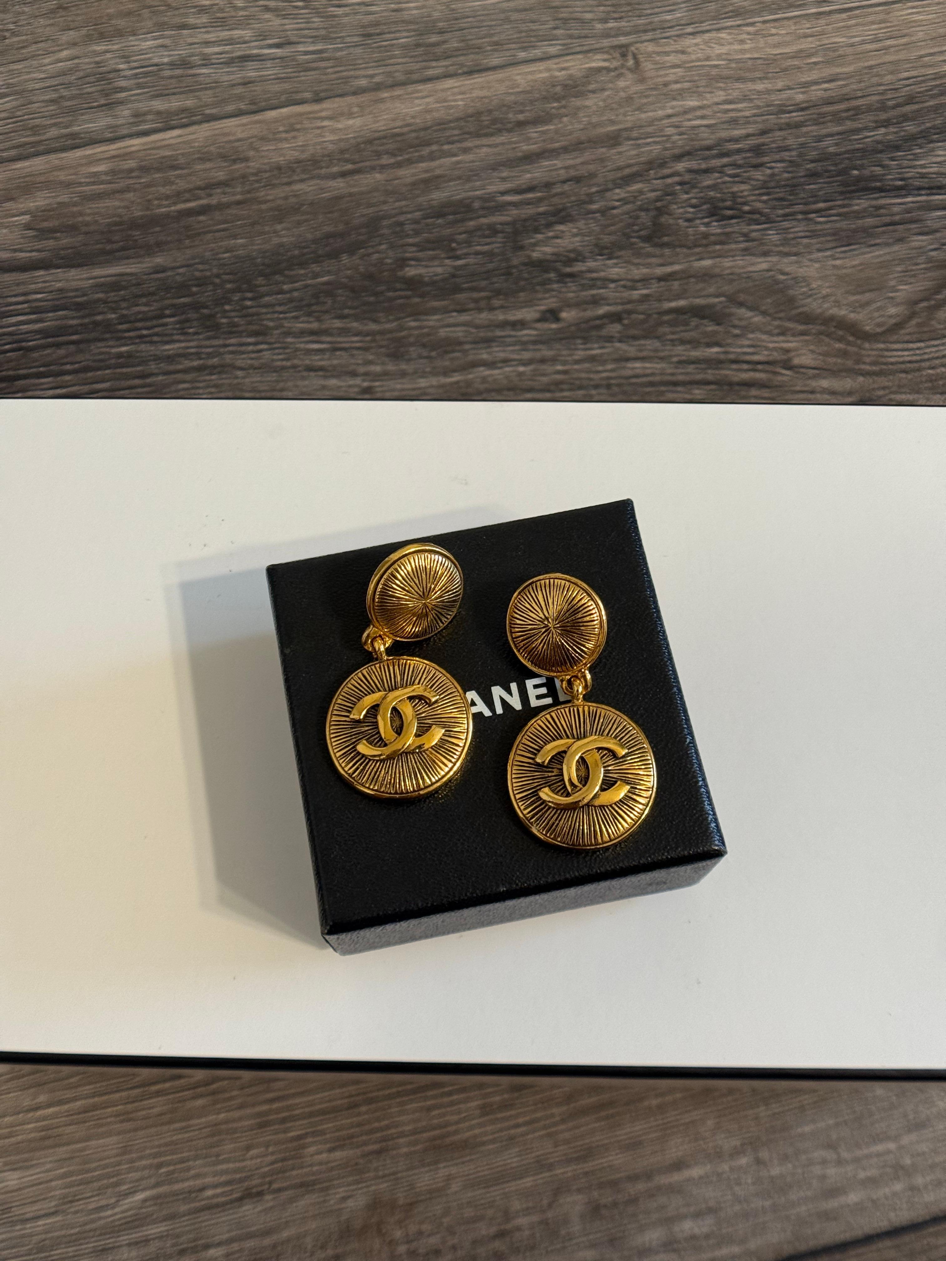 CHANEL Pendientes Gota Oro Vintage CC Logo Medallón en venta 7