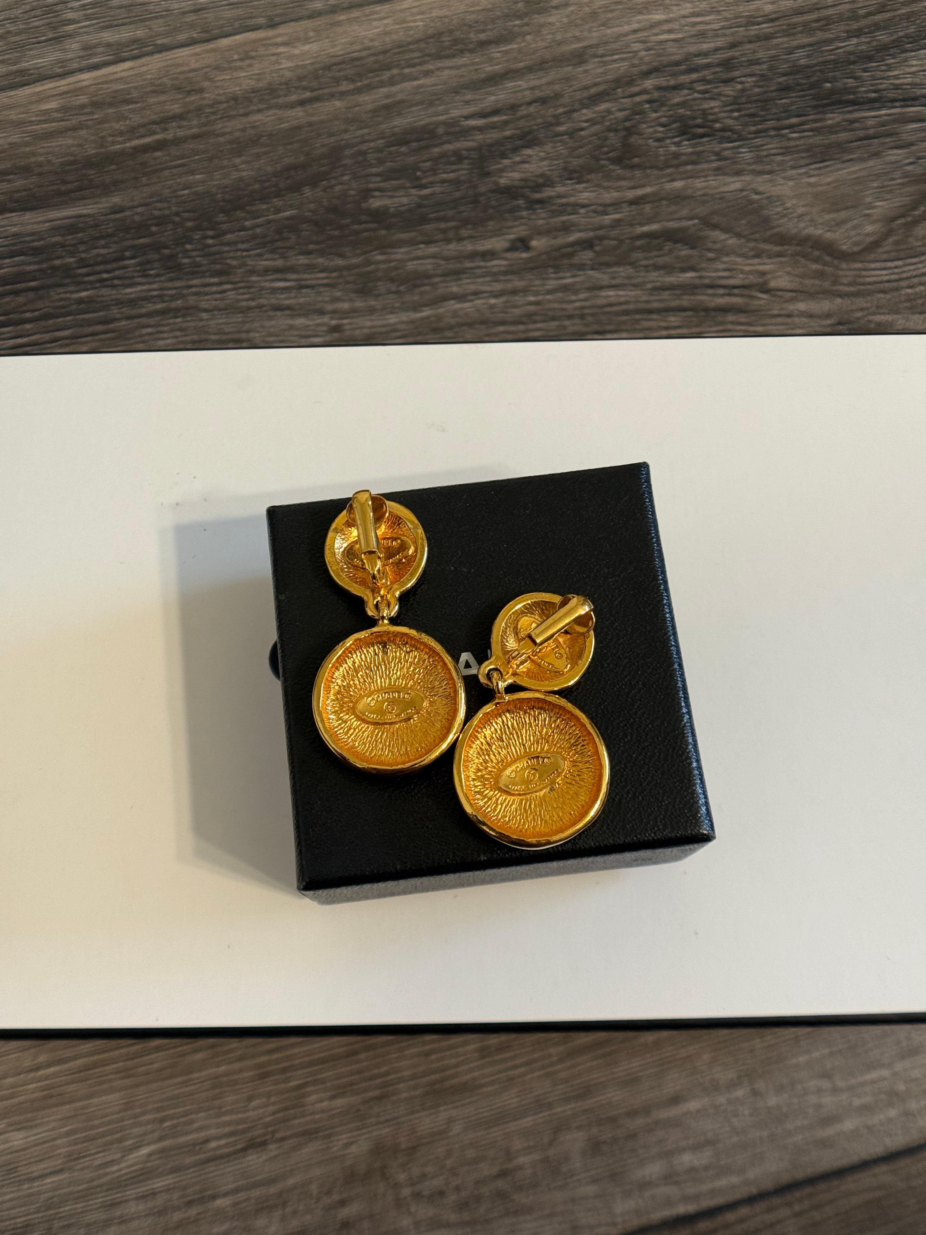 CHANEL Pendientes Gota Oro Vintage CC Logo Medallón en Bueno estado para la venta en Bellevue, WA