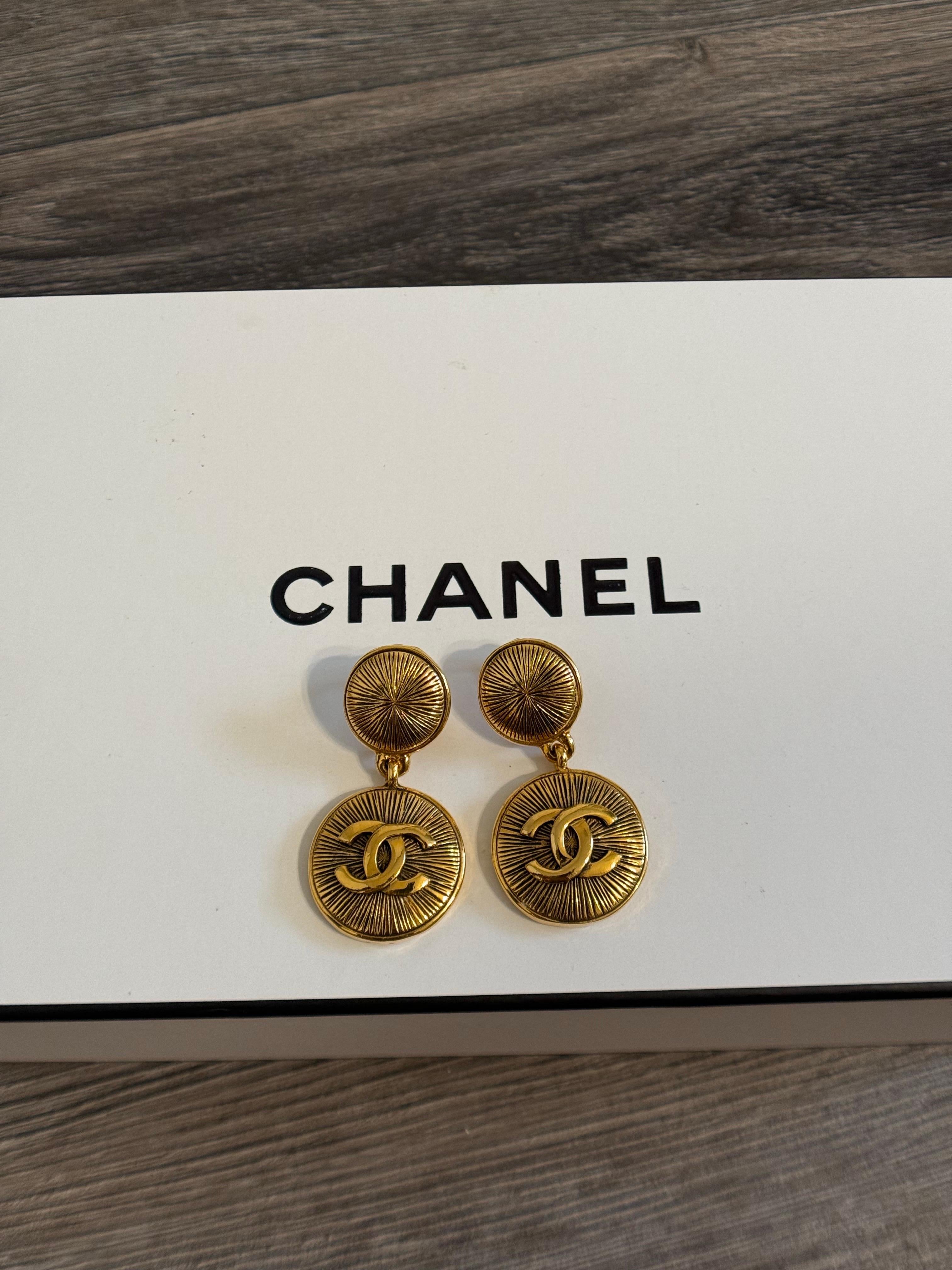 Femenino o masculino CHANEL Pendientes Gota Oro Vintage CC Logo Medallón en venta