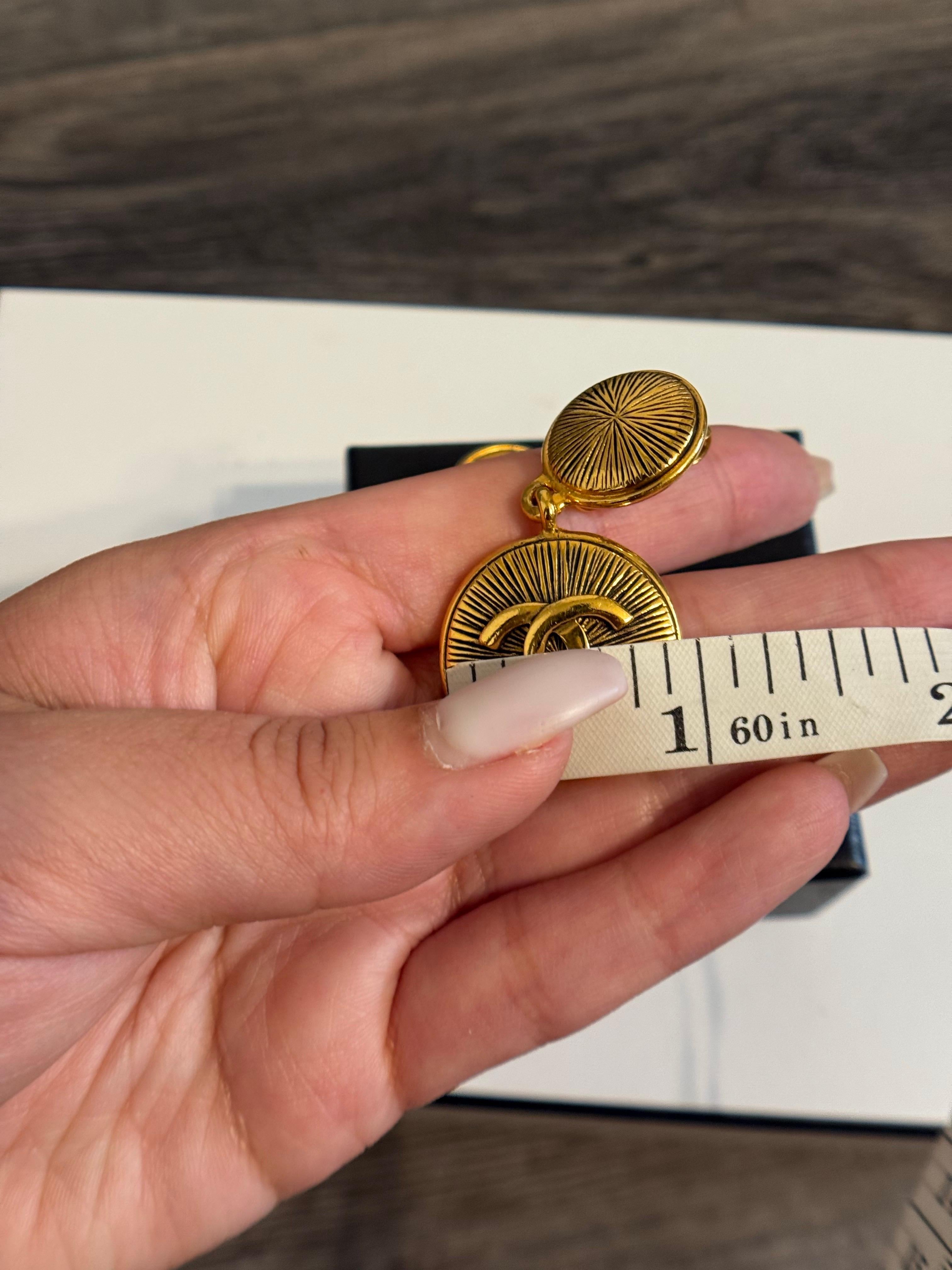CHANEL Pendientes Gota Oro Vintage CC Logo Medallón en venta 1