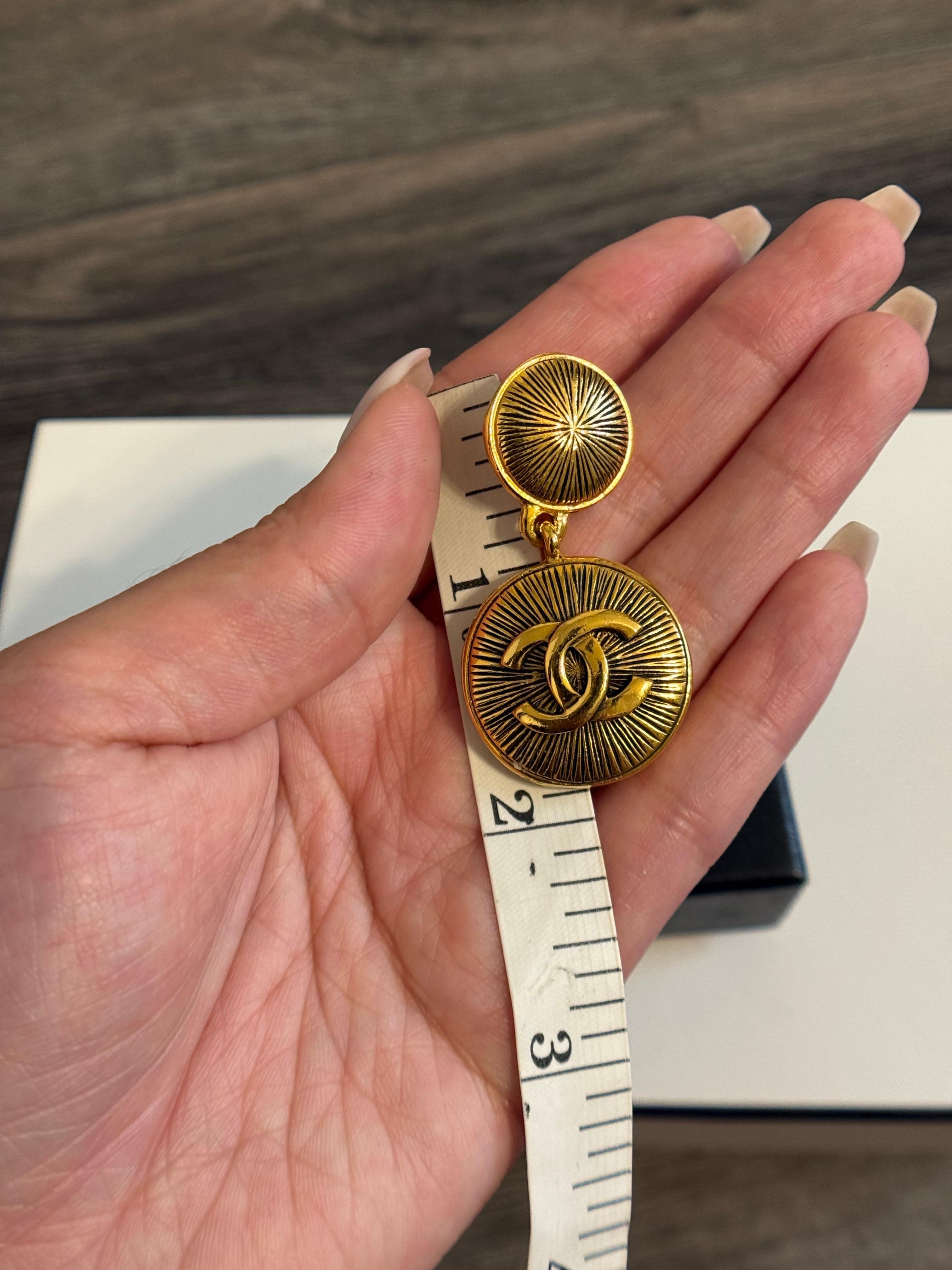 CHANEL Pendientes Gota Oro Vintage CC Logo Medallón en venta 2