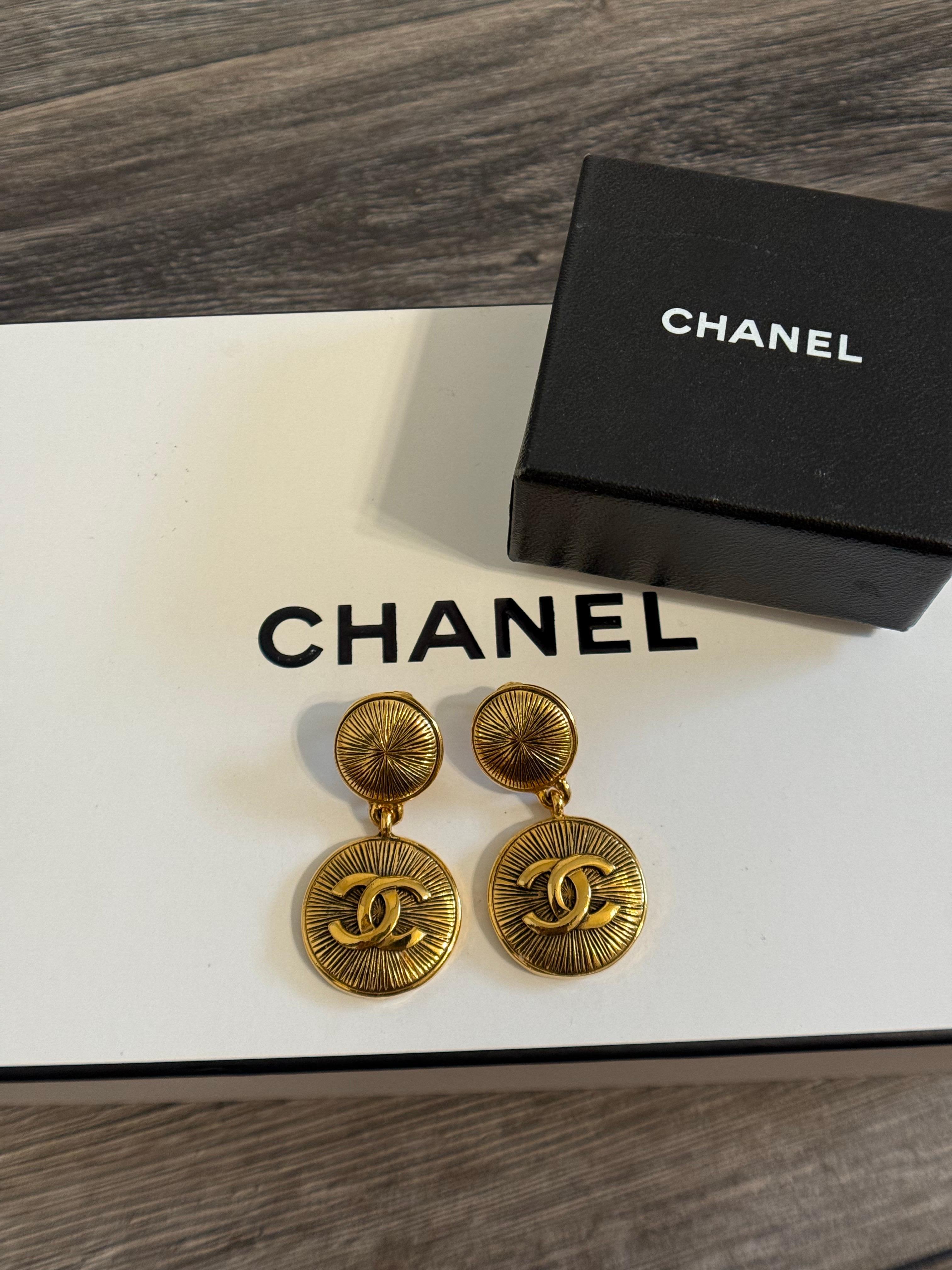 CHANEL Pendientes Gota Oro Vintage CC Logo Medallón en venta 3