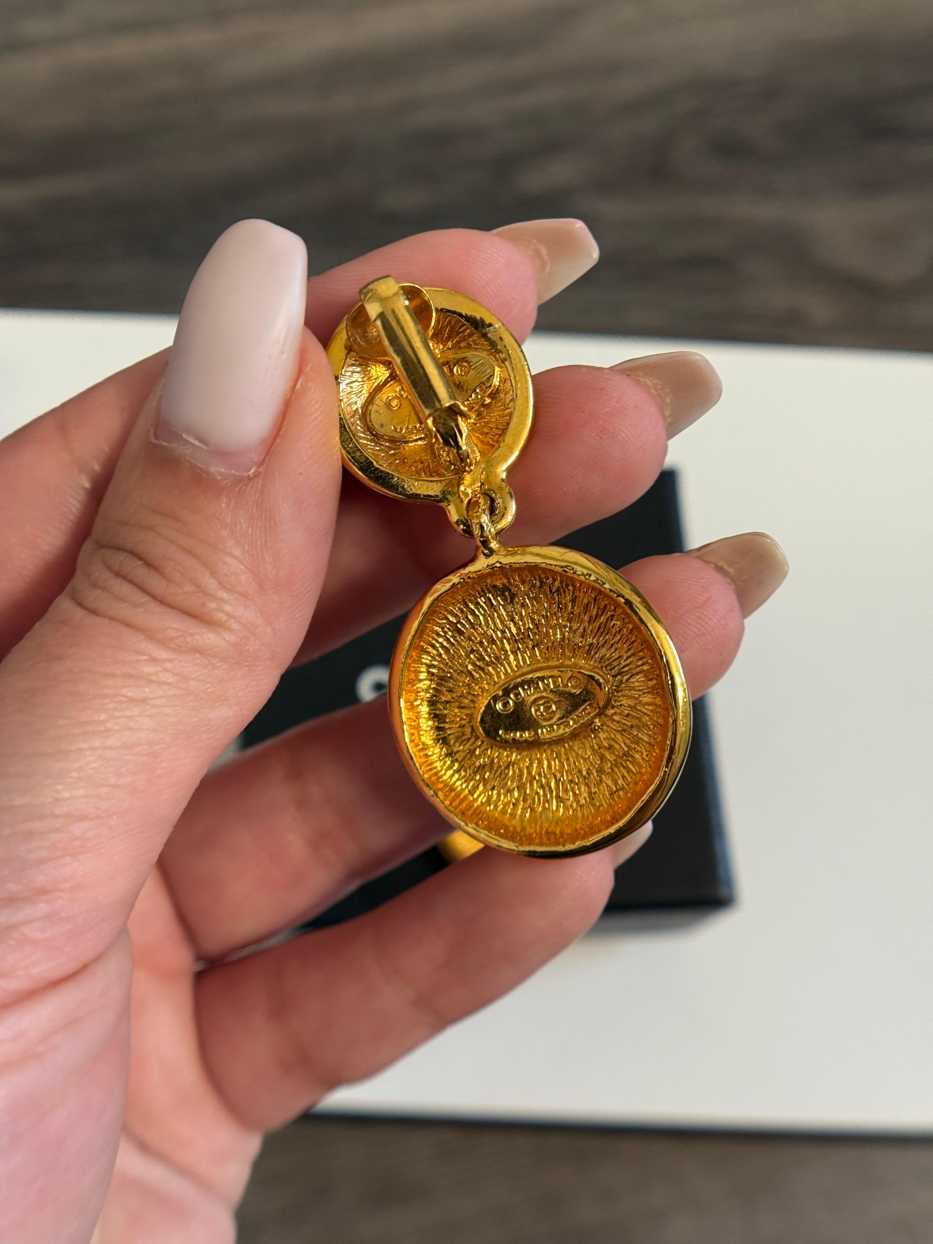 CHANEL Pendientes Gota Oro Vintage CC Logo Medallón en venta 4