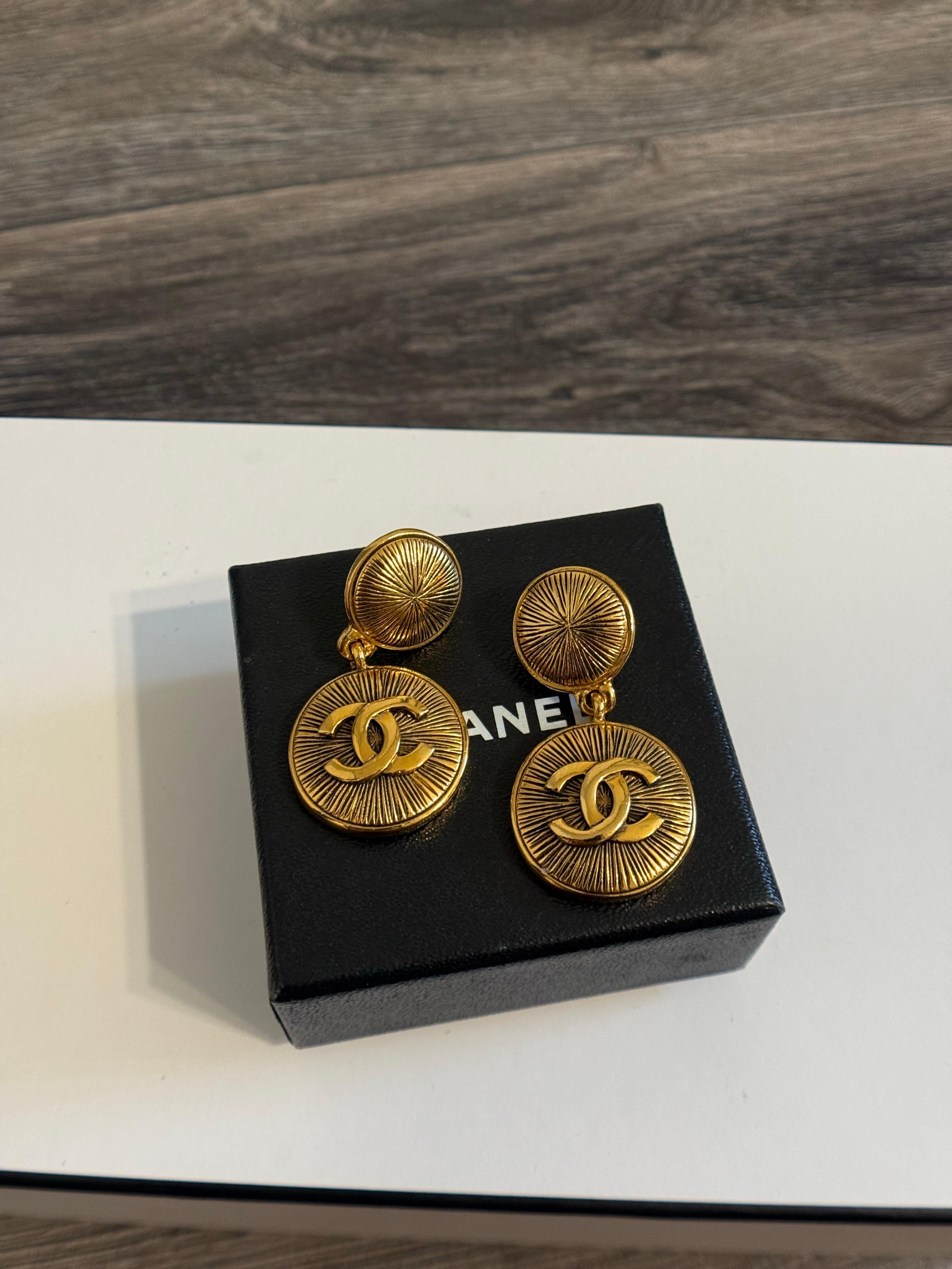 CHANEL Pendientes Gota Oro Vintage CC Logo Medallón en venta 5