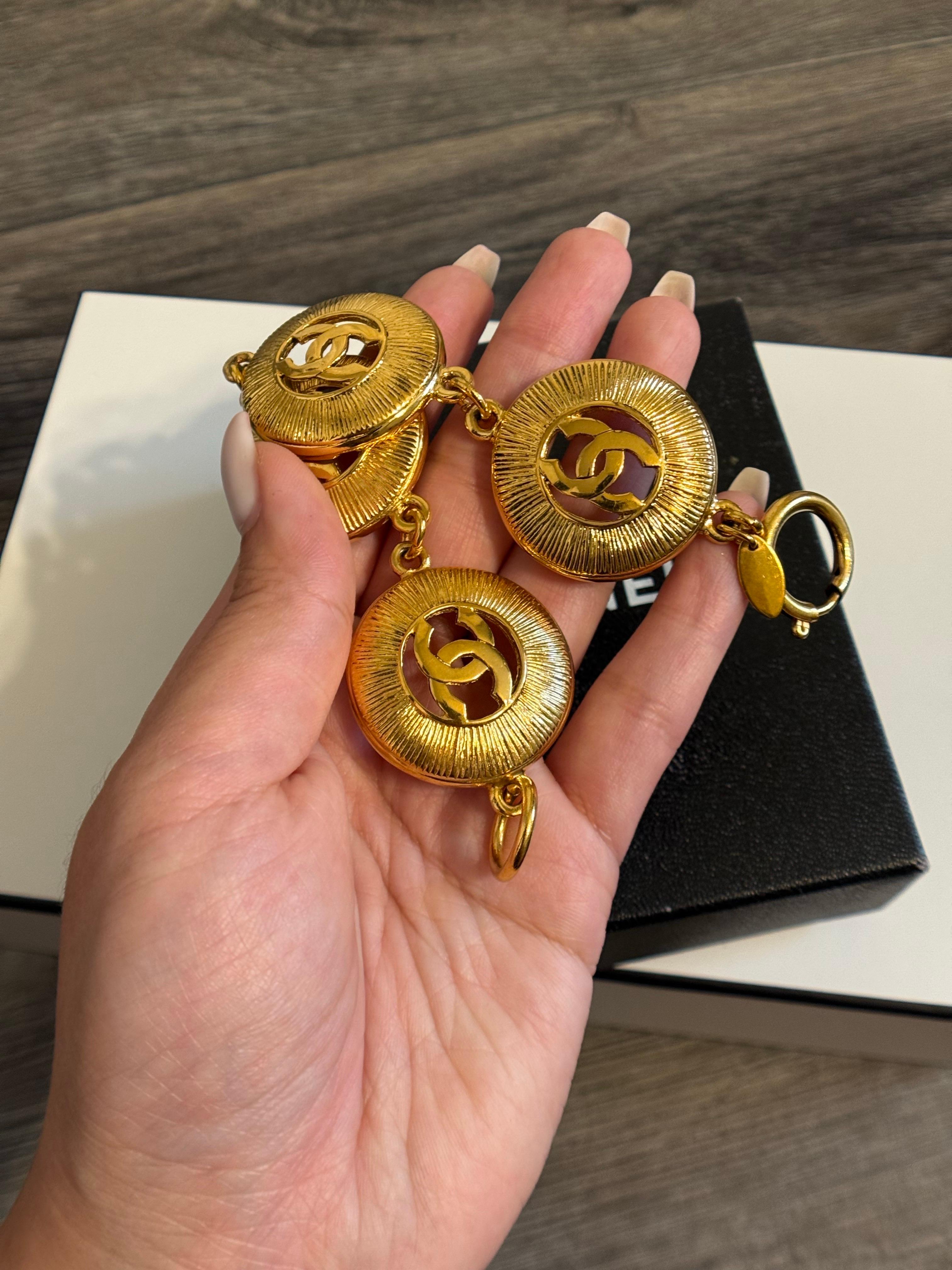 DETAILS:
Punze: Ovales Schild CHANEL
Hergestellt in Frankreich
Vergoldet
Das Armband ist in gutem Zustand zeigt minimale Abnutzung
Maße ca.: Kettenlänge 19,5cm
Kommt mit Box

WICHTIGE INFORMATIONEN:
Dieser Artikel ist ein gebrauchtes Vintage-Stück