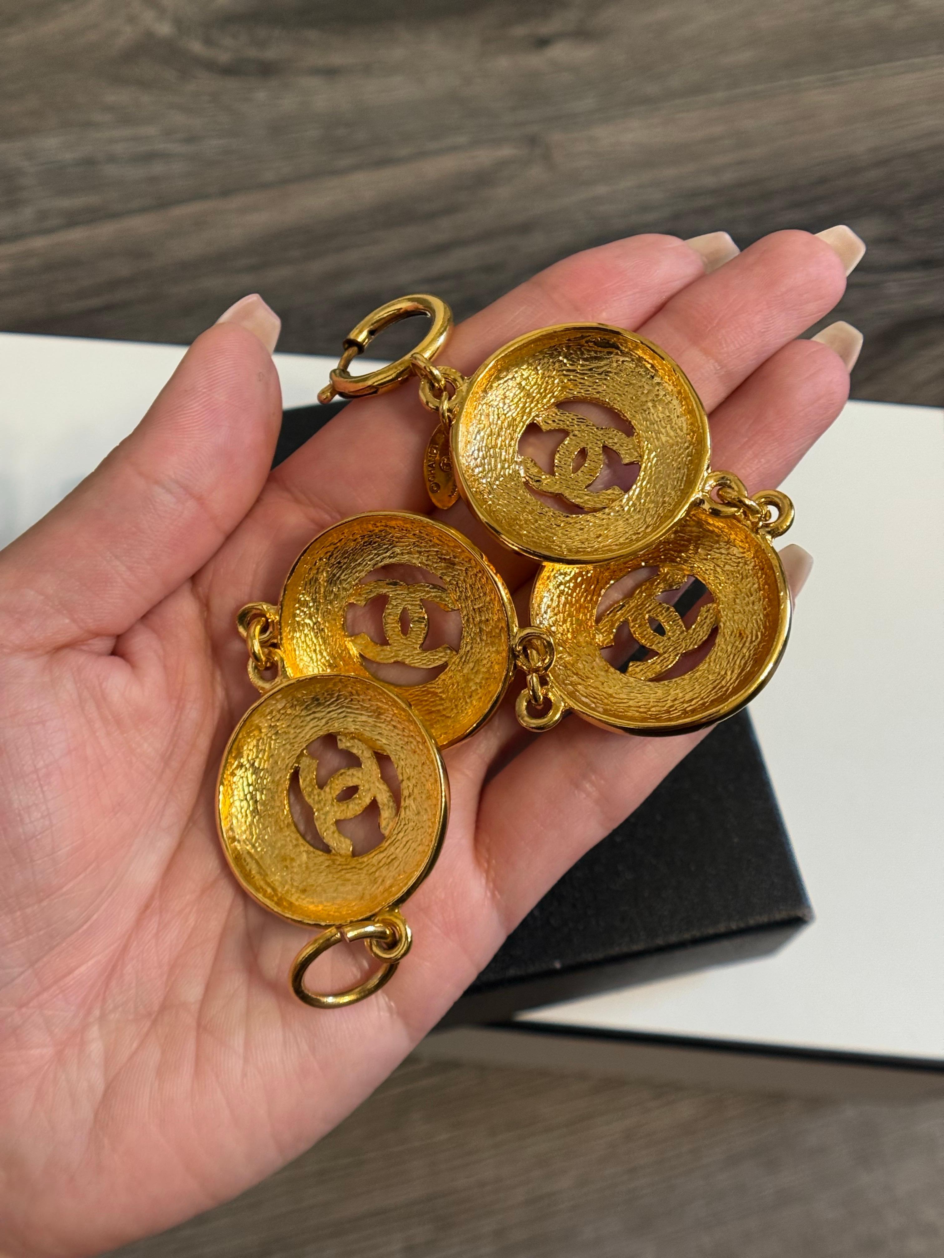 CHANEL Vintage Gold CC Logo Medaillon Link-Armband im Zustand „Gut“ im Angebot in Bellevue, WA