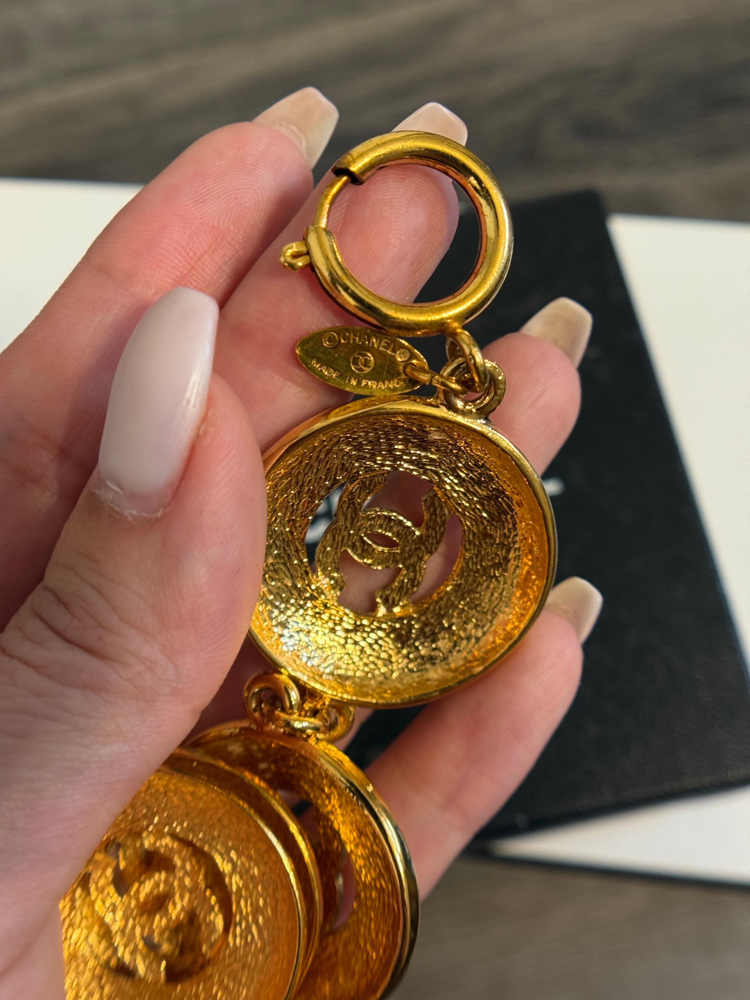 CHANEL Vintage Gold CC Logo Medaillon Link-Armband für Damen oder Herren im Angebot