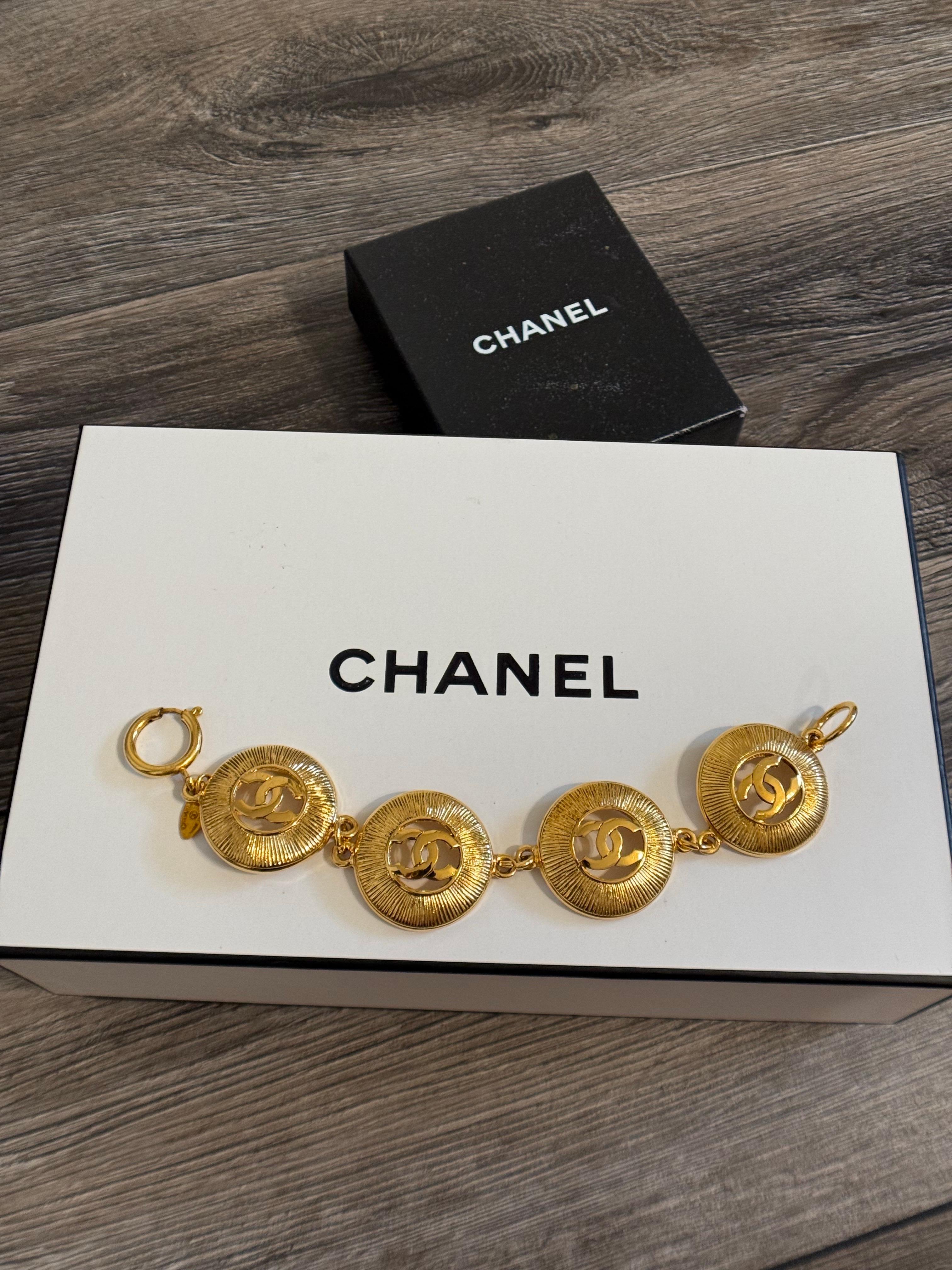 CHANEL Vintage Gold CC Logo Medaillon Link-Armband im Angebot 1