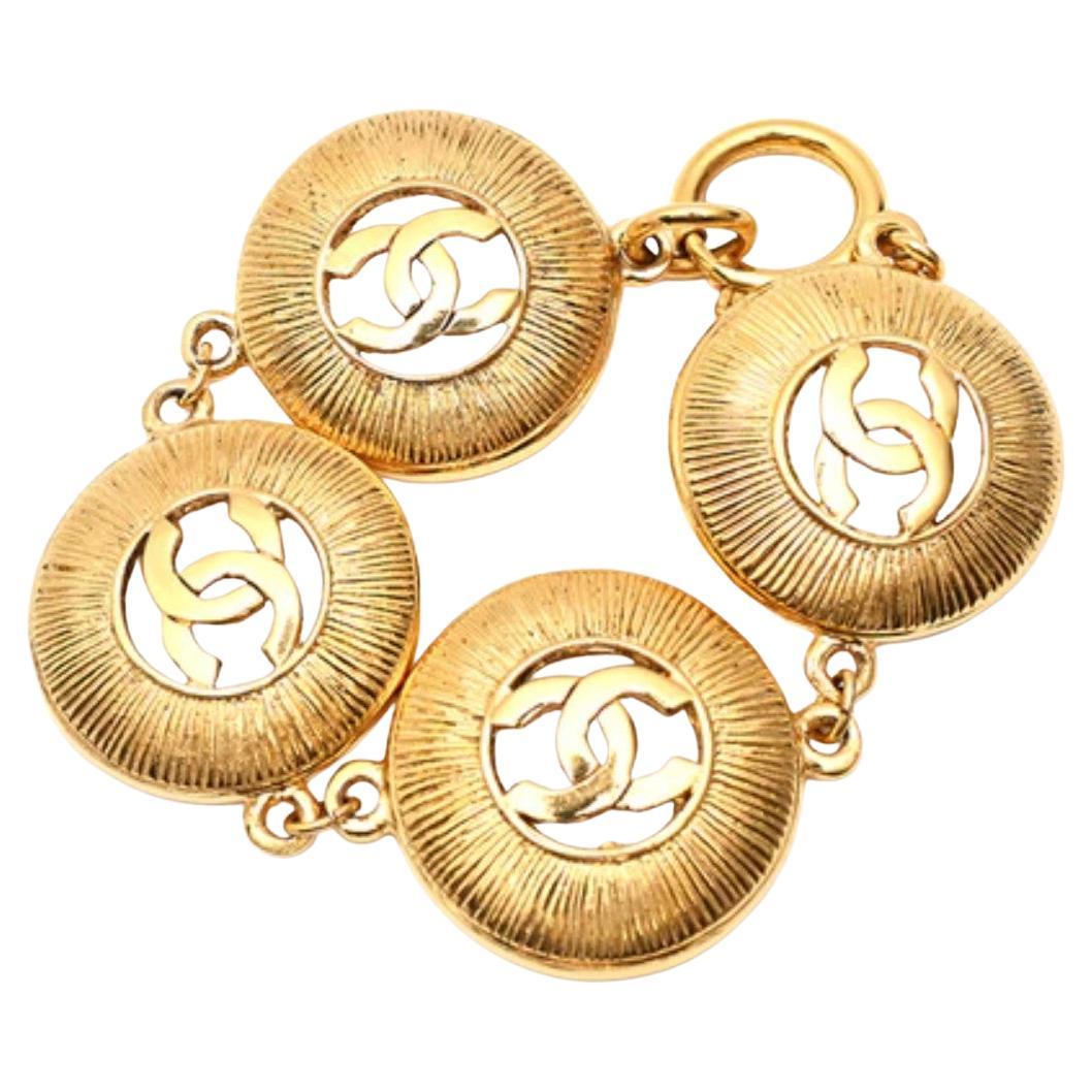 CHANEL Vintage Gold CC Logo Medaillon Link-Armband im Angebot