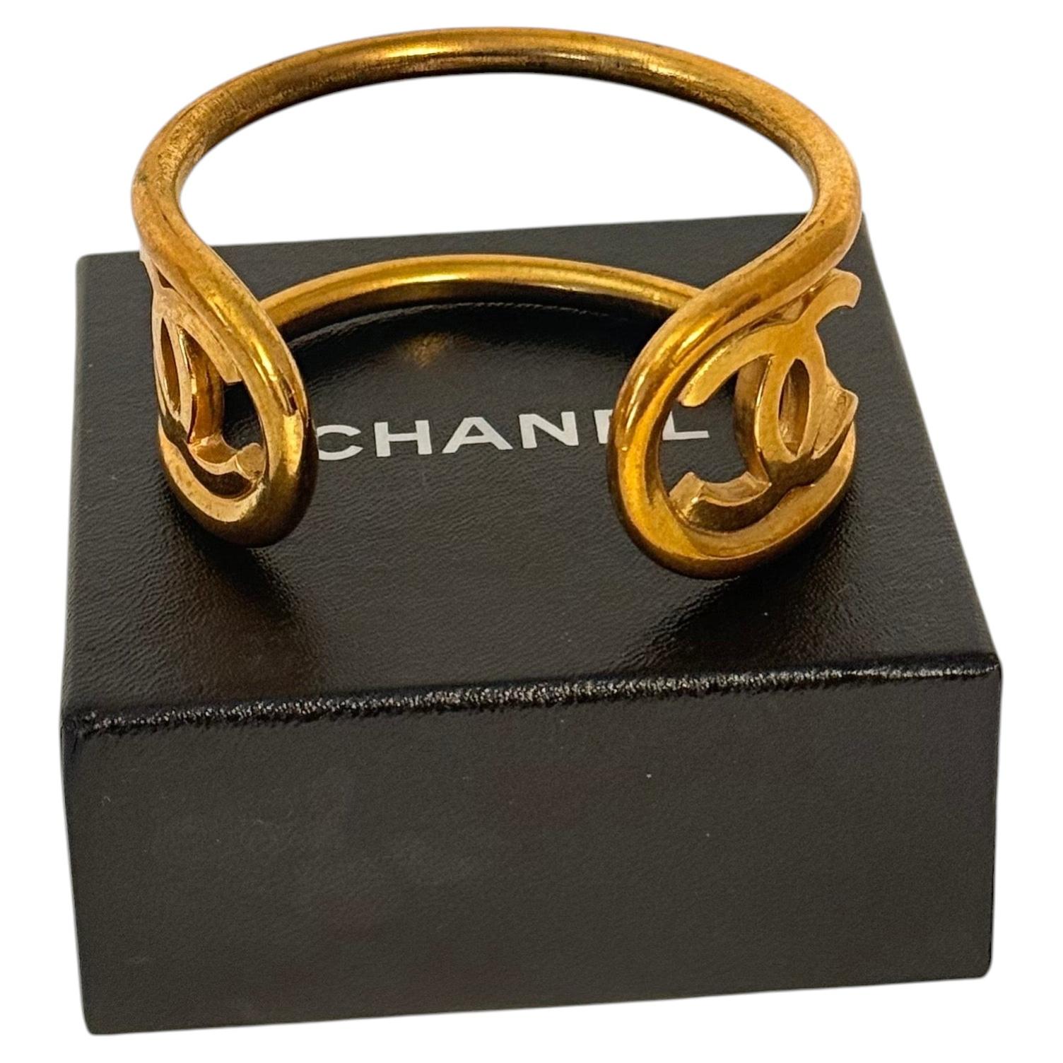 Chanel Vintage Gold CC Logo Offene Manschette Armbänder