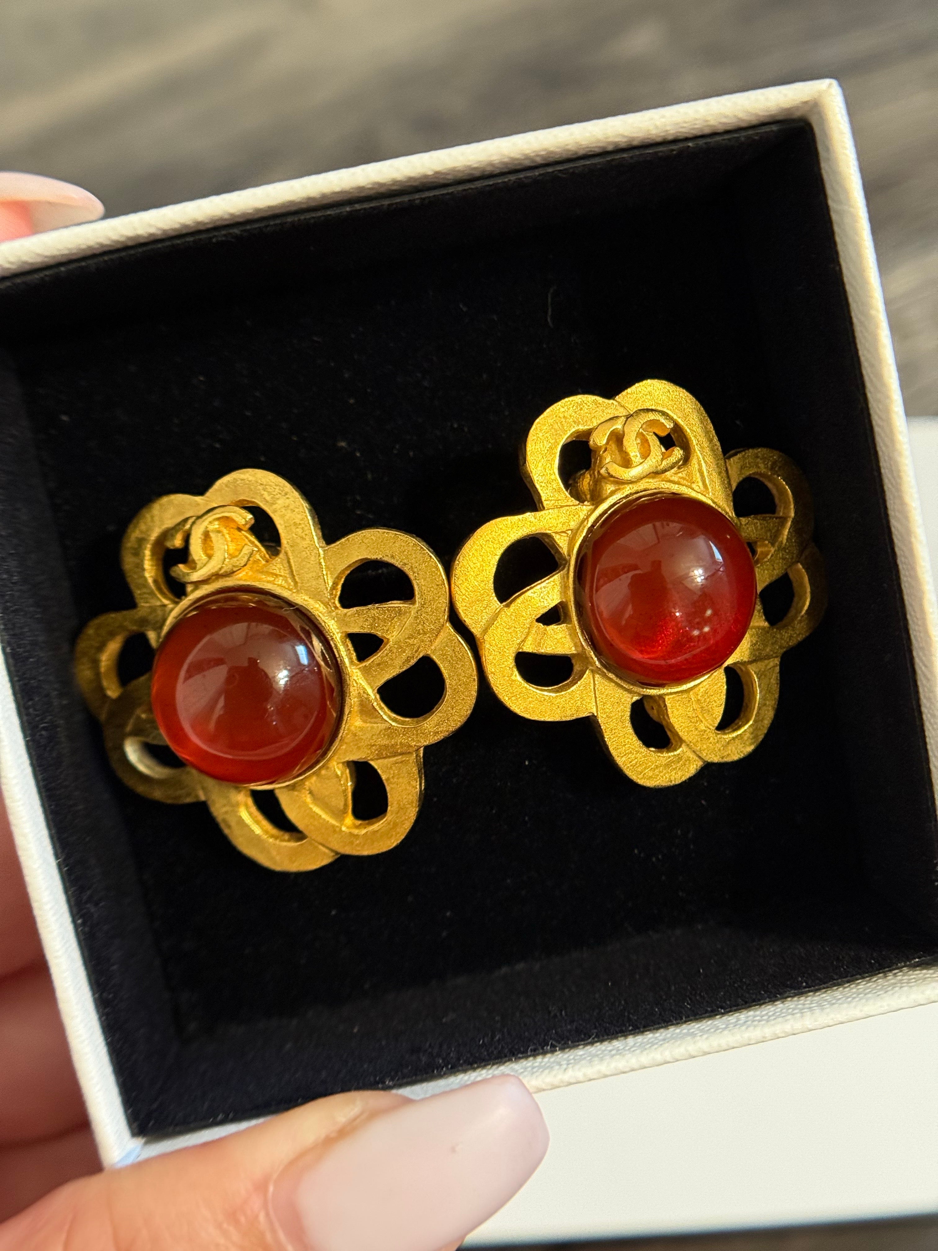 Chanel Vintage Gold CC Logo Rot Gripoix Clip On Statement Ohrringe im Zustand „Gut“ im Angebot in Bellevue, WA