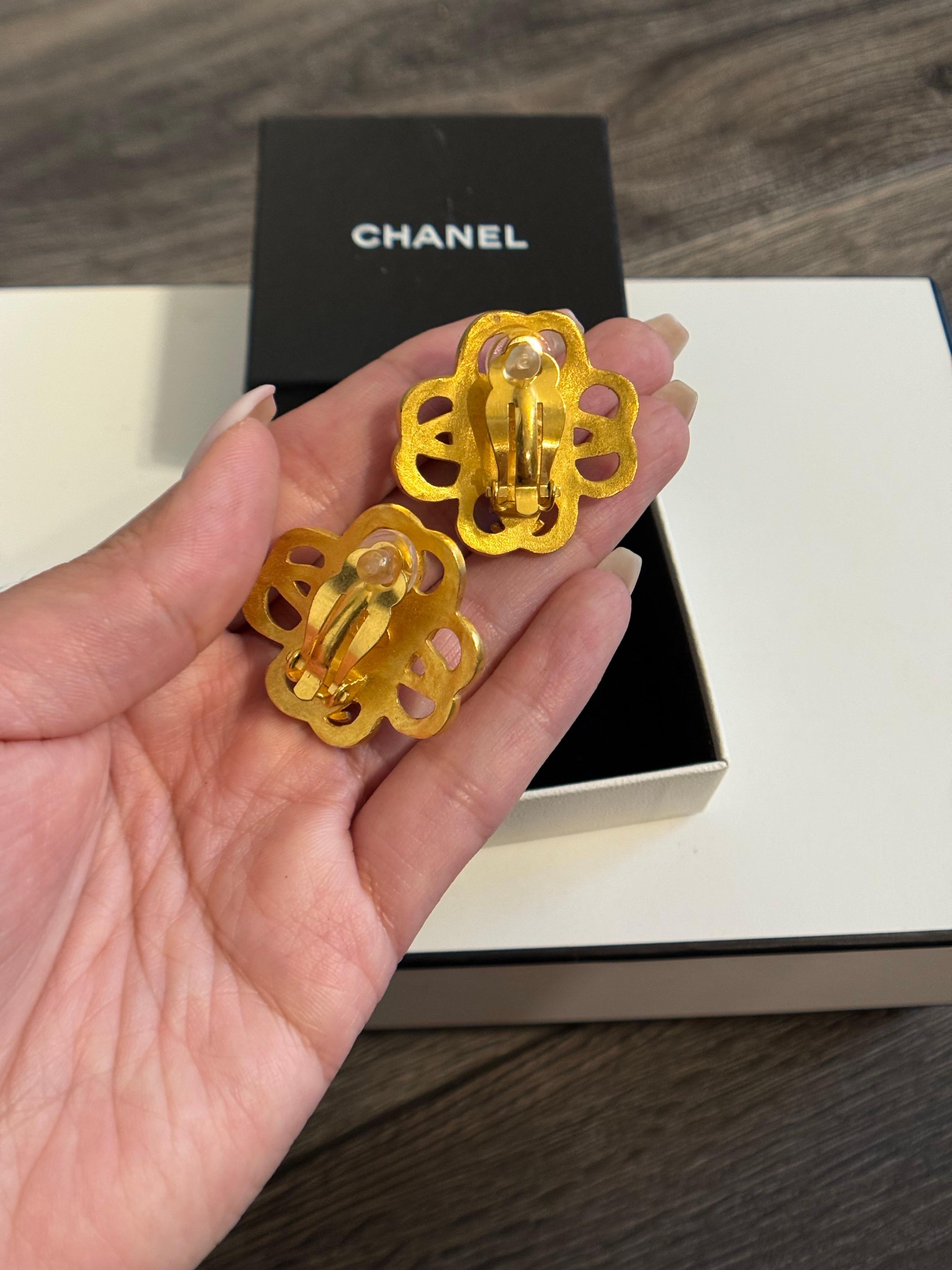 Chanel Vintage Gold CC Logo Rot Gripoix Clip On Statement Ohrringe für Damen oder Herren im Angebot