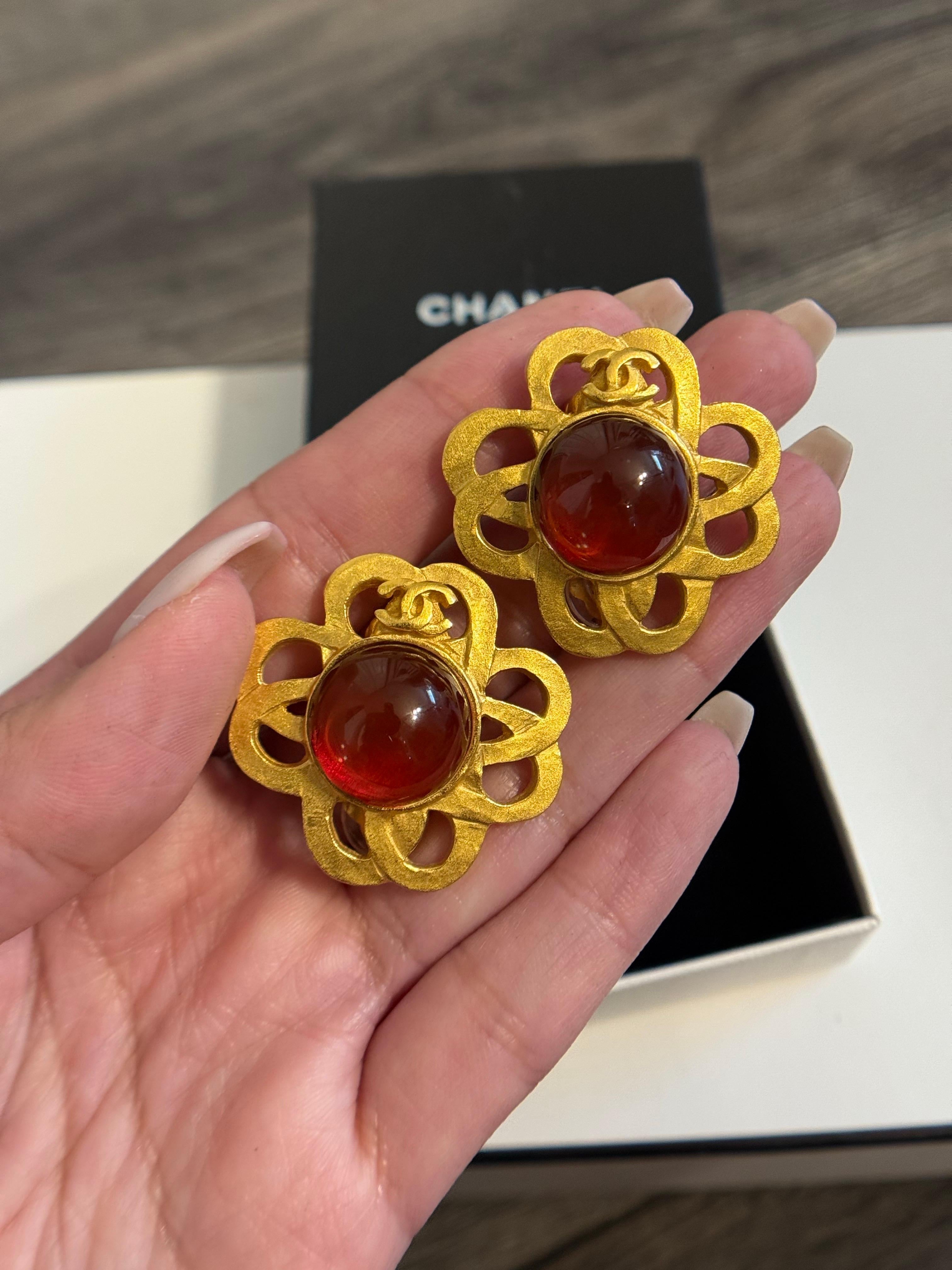 Chanel Vintage Gold CC Logo Rot Gripoix Clip On Statement Ohrringe im Angebot 1