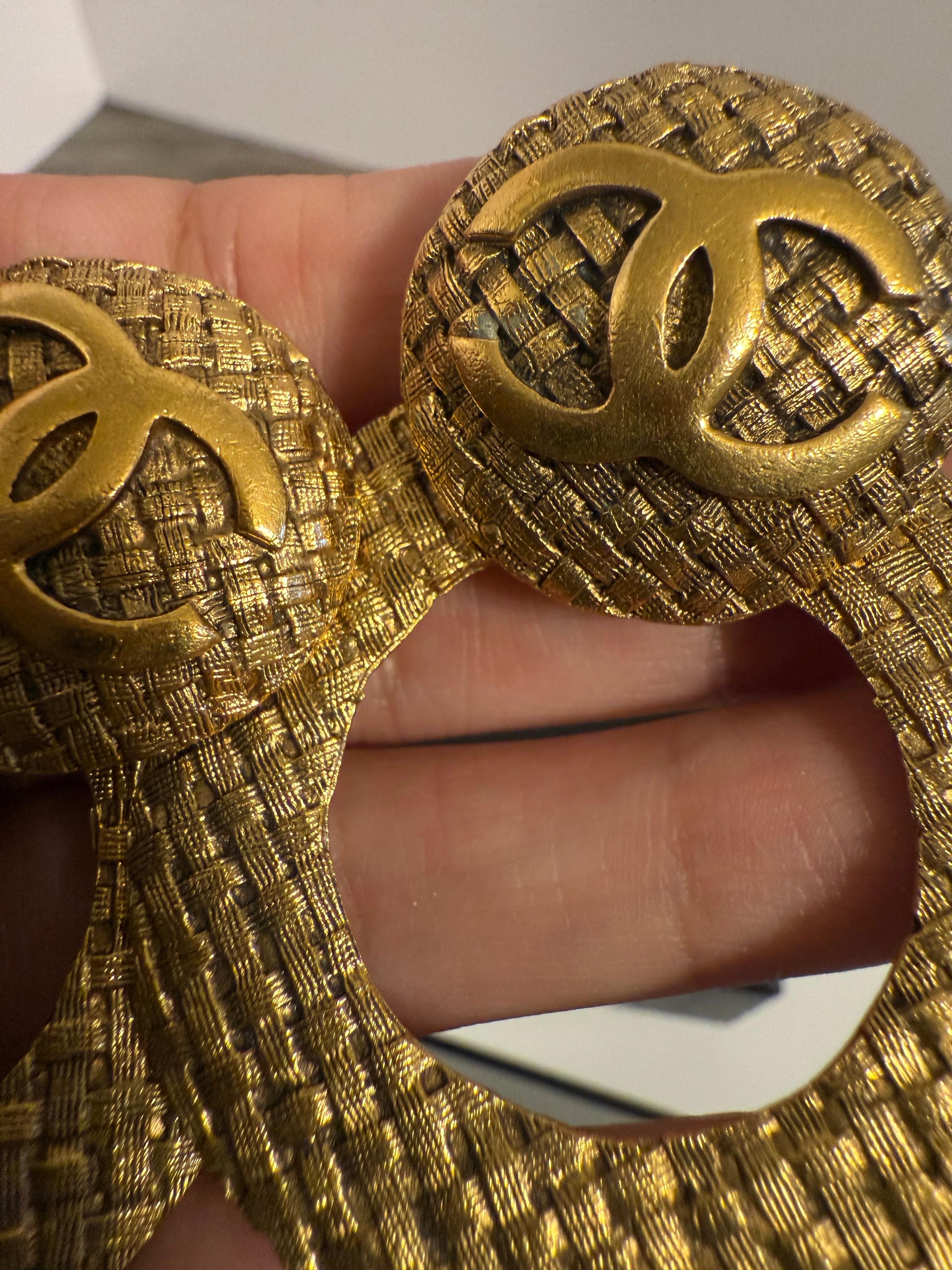 CHANEL - Boucles d'oreilles à pince - Logo CC - Or - Texturé en vente 6