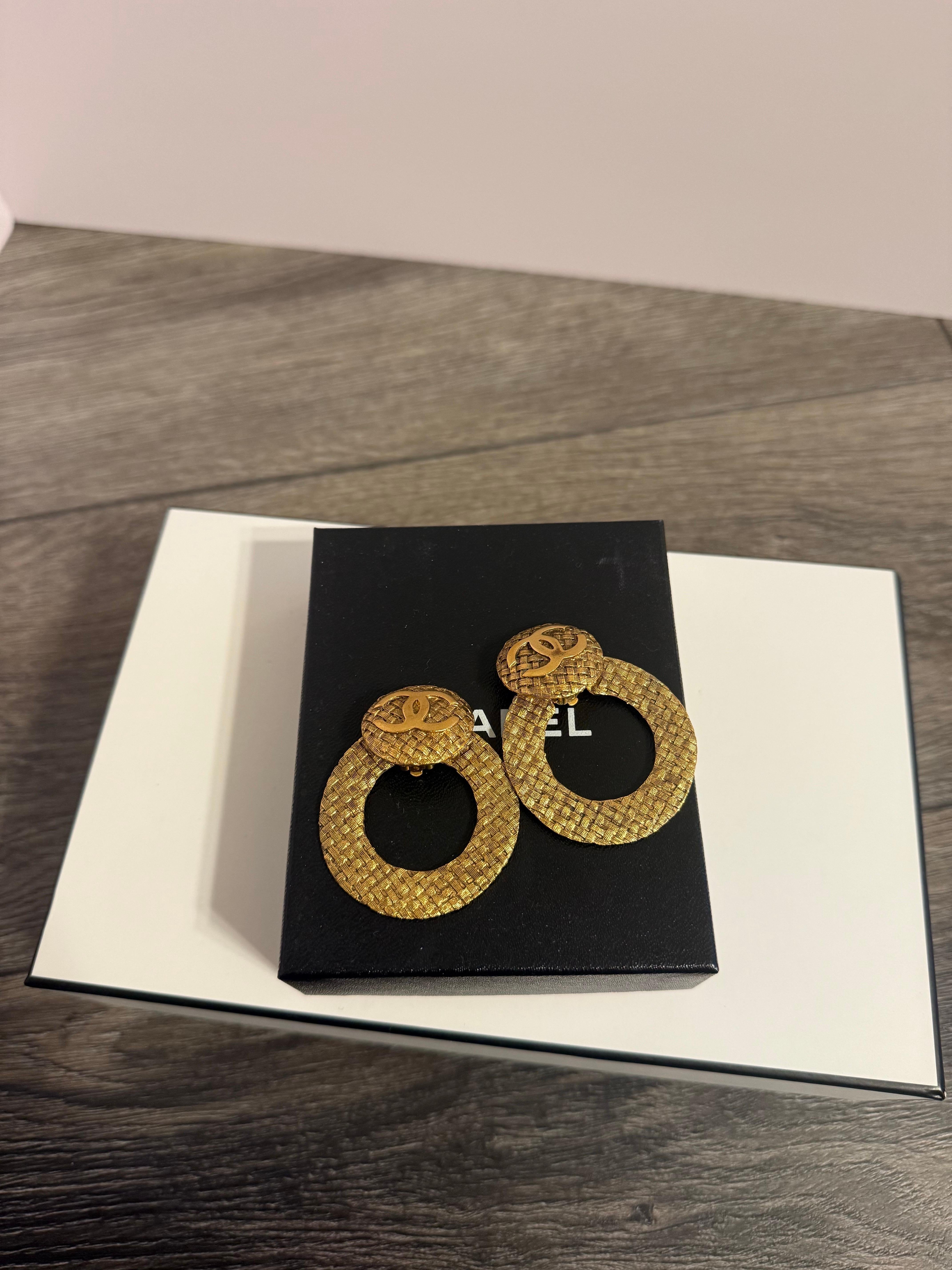 Paire de boucles d'oreilles vintage de CHANEL
100% authentique
Fabriqué en France
Collectional 29
Plaqué or 
Excellent état général, à l'exception d'une légère usure et d'éraflures sur l'ensemble de la pièce.
Livré avec une boîte