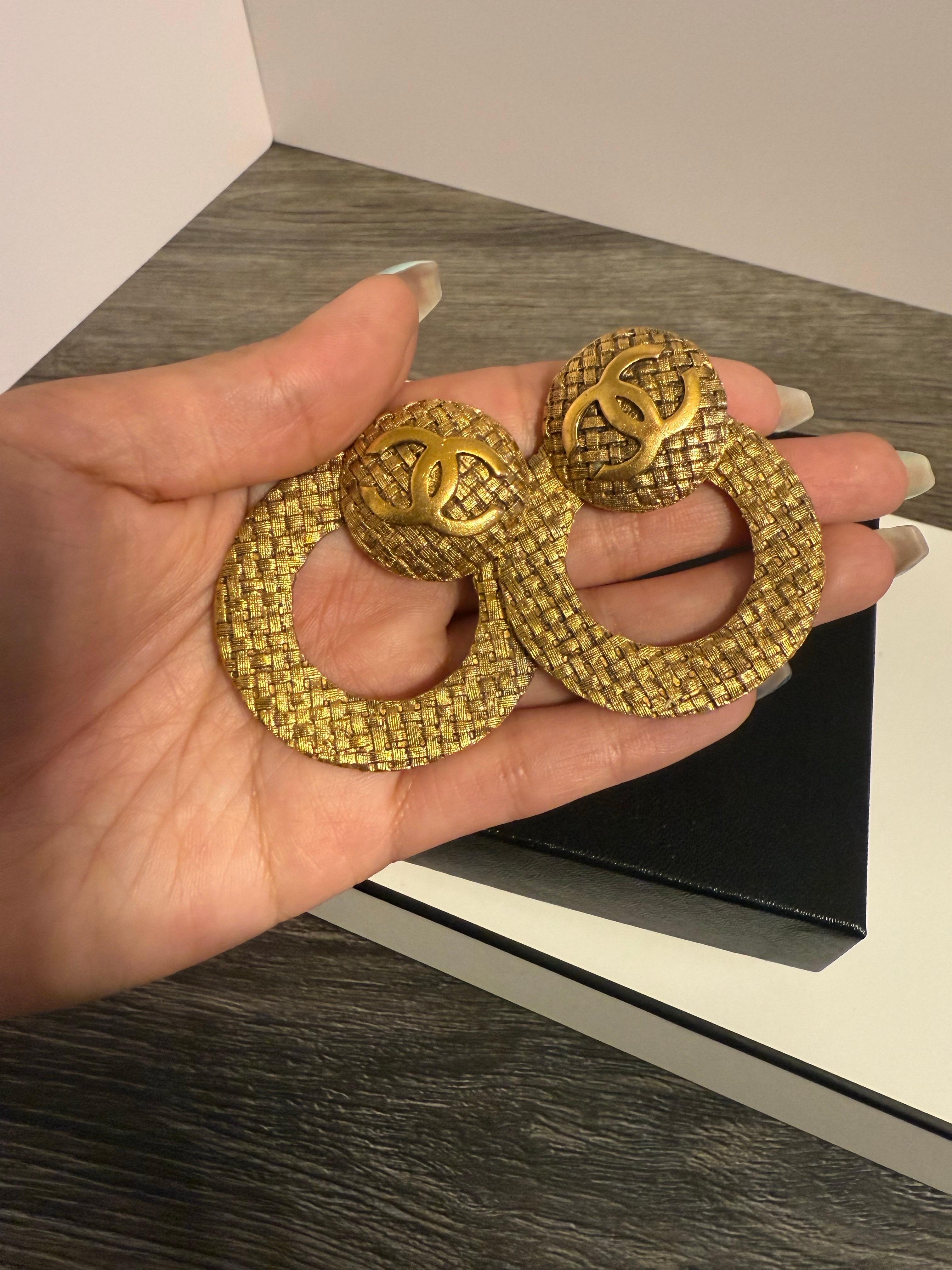 CHANEL - Boucles d'oreilles à pince - Logo CC - Or - Texturé Bon état - En vente à Bellevue, WA