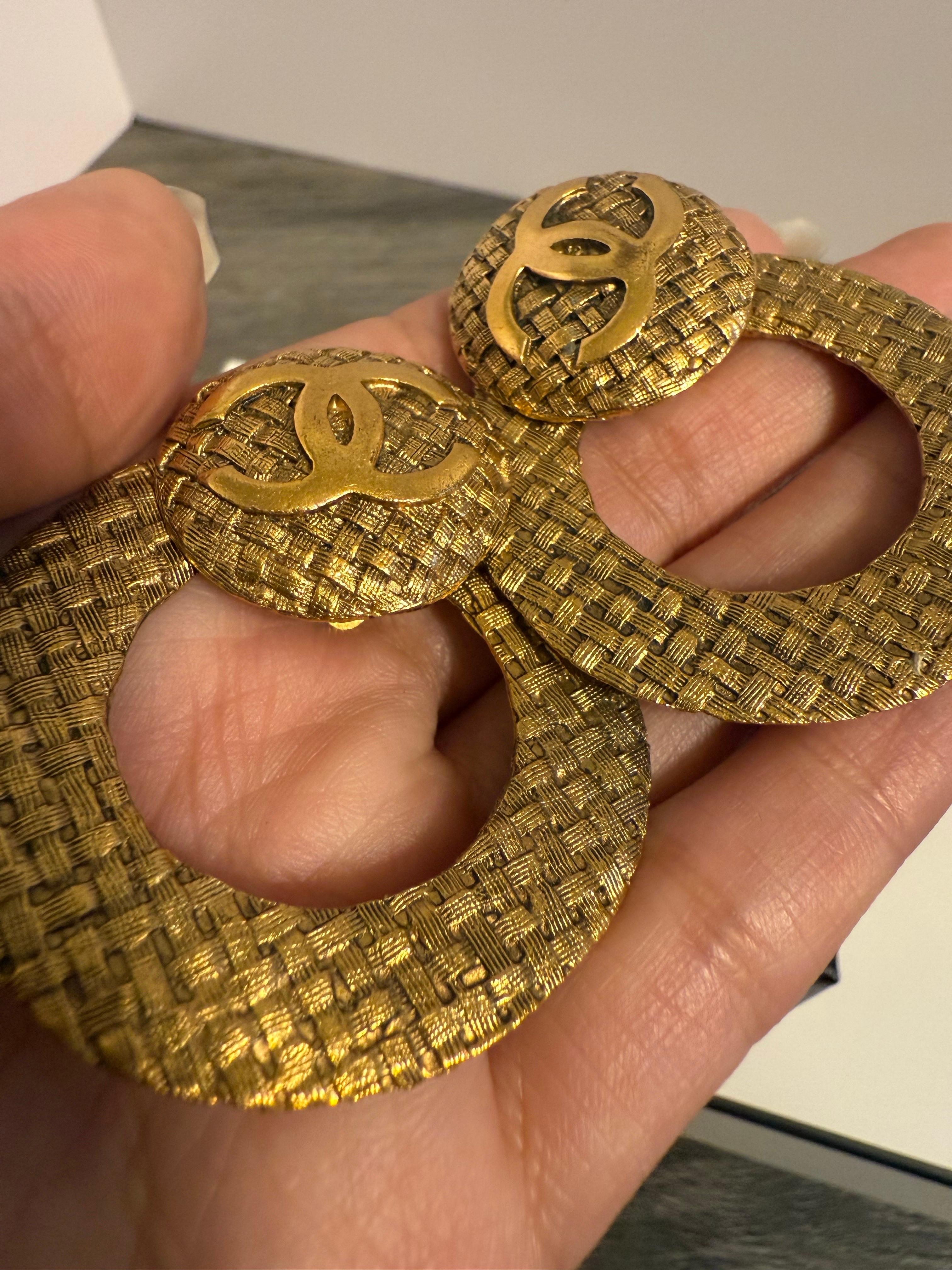 CHANEL - Boucles d'oreilles à pince - Logo CC - Or - Texturé Unisexe en vente