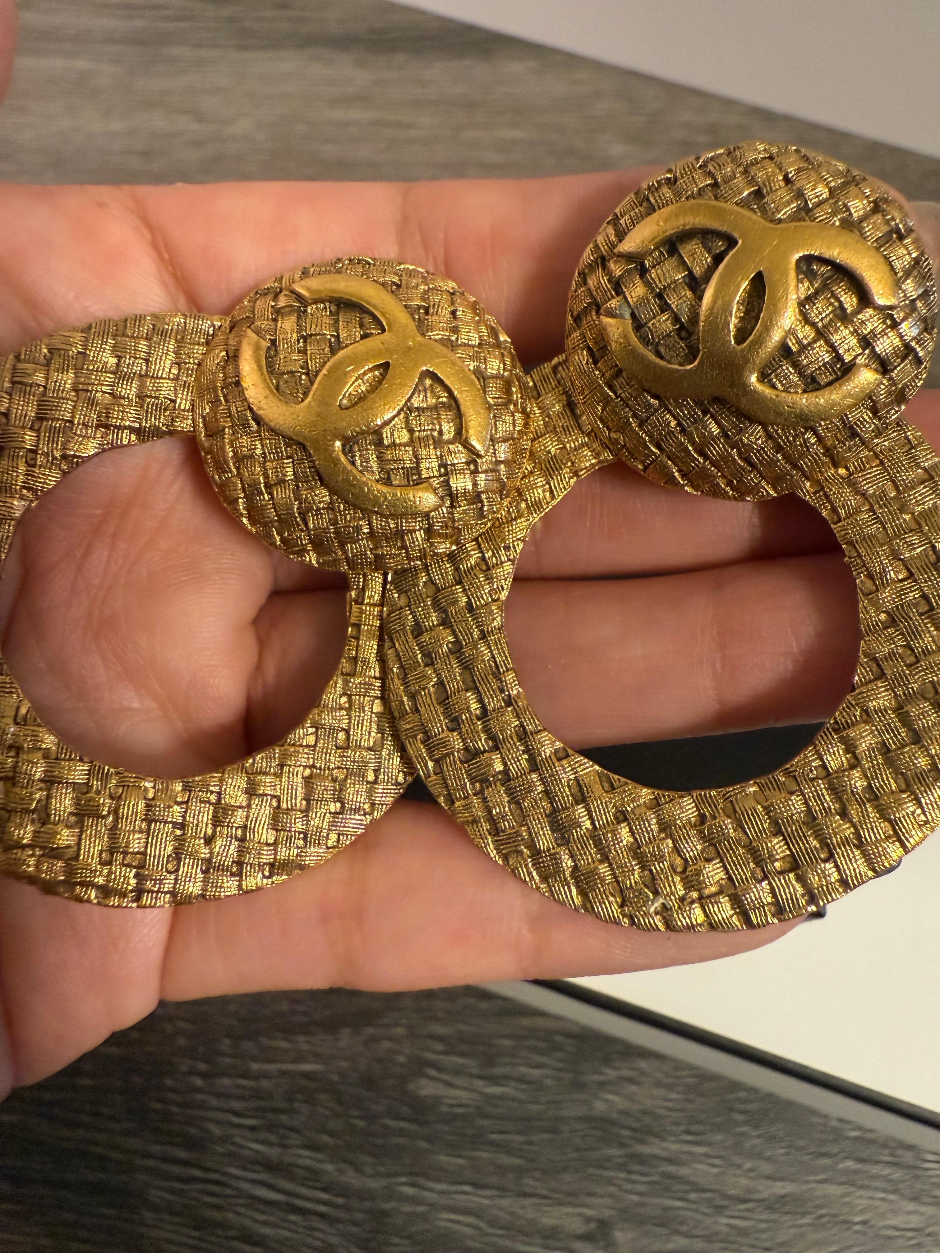 CHANEL - Boucles d'oreilles à pince - Logo CC - Or - Texturé en vente 2