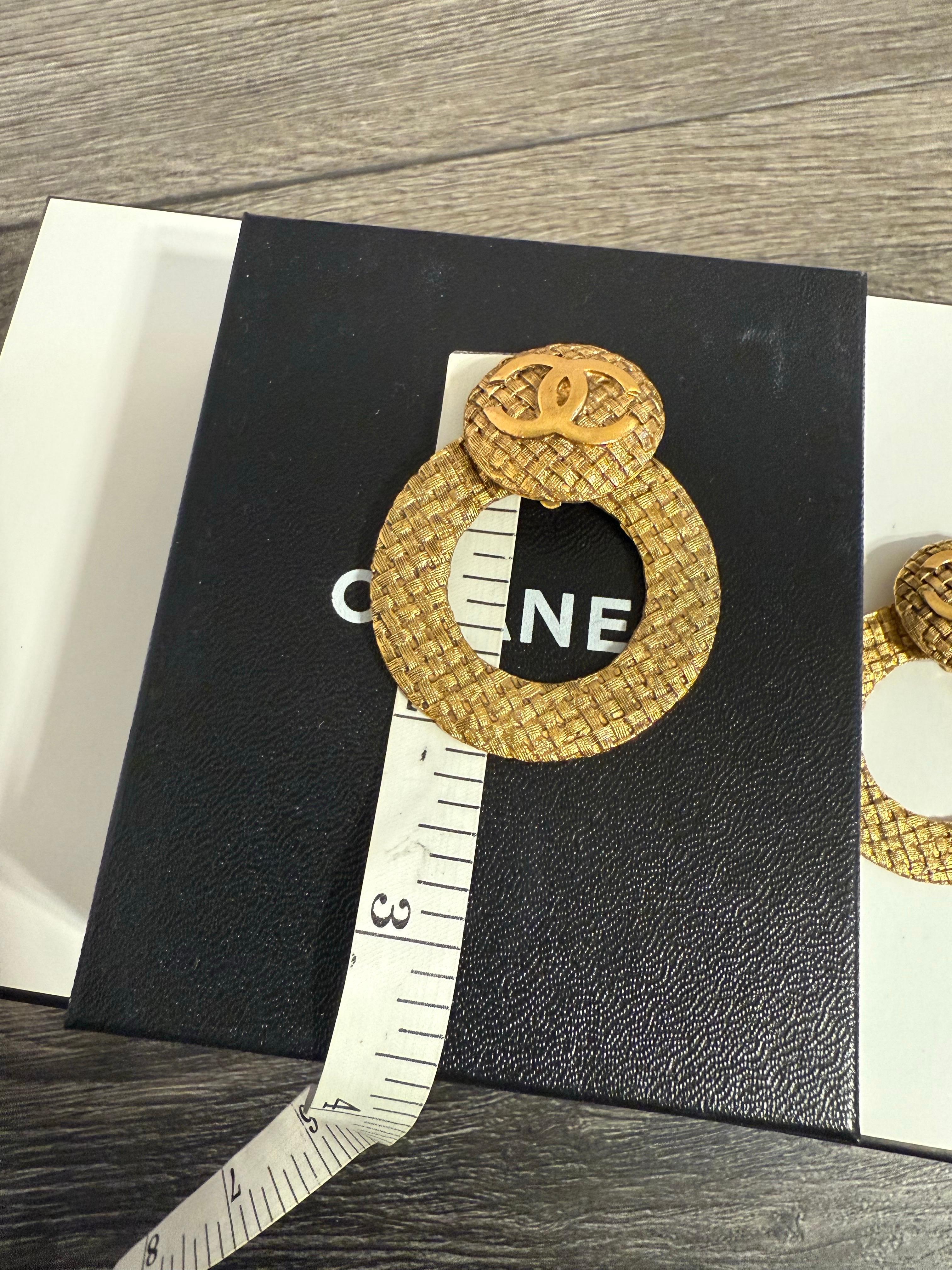 CHANEL - Boucles d'oreilles à pince - Logo CC - Or - Texturé en vente 3