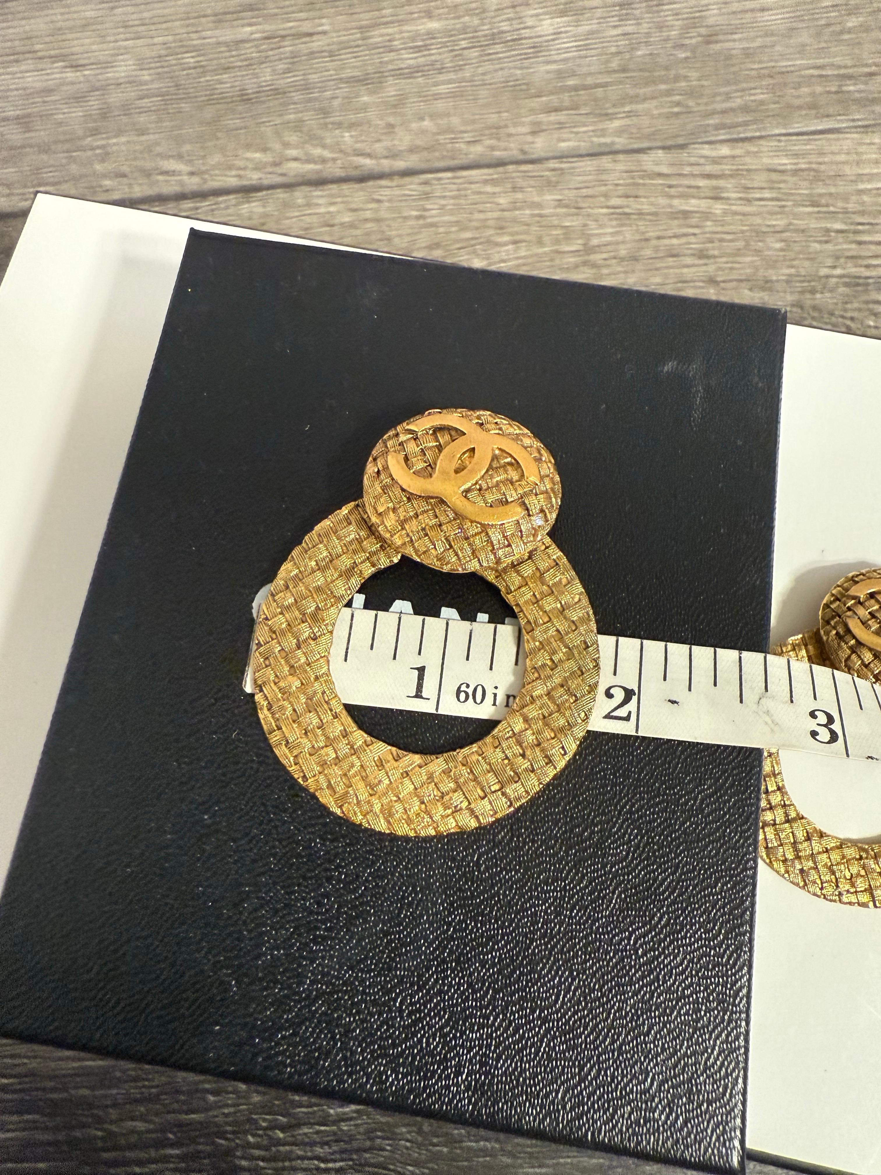 CHANEL - Boucles d'oreilles à pince - Logo CC - Or - Texturé en vente 4