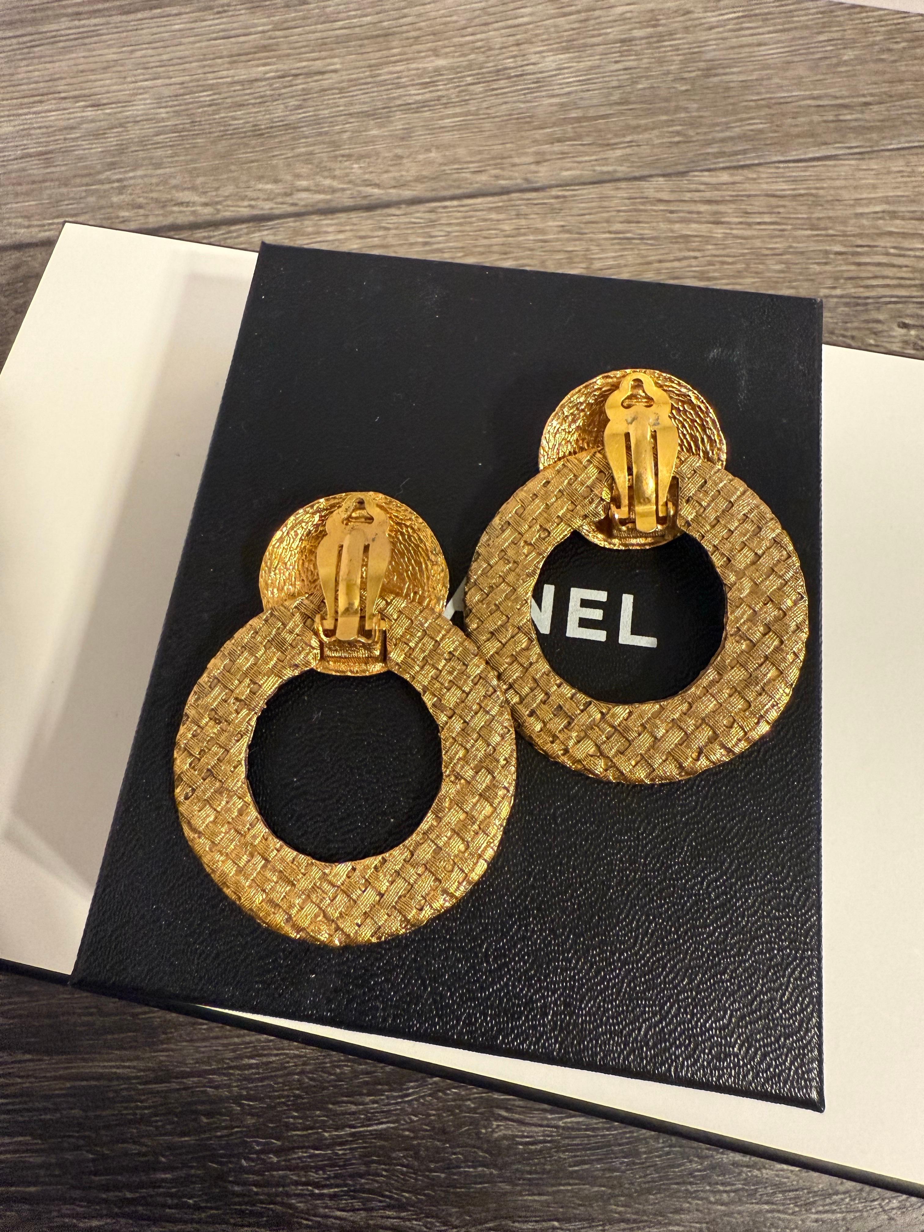 CHANEL - Boucles d'oreilles à pince - Logo CC - Or - Texturé en vente 5