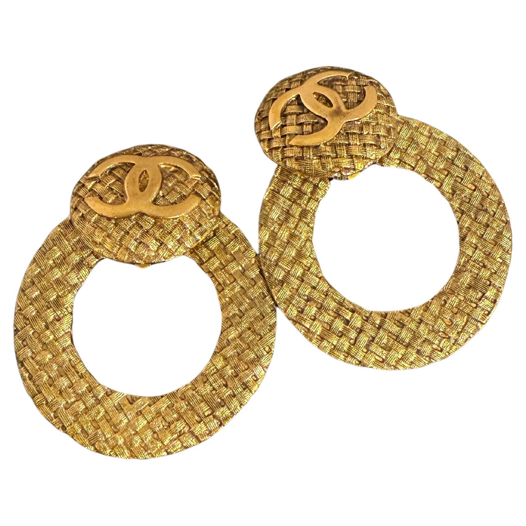 CHANEL - Boucles d'oreilles à pince - Logo CC - Or - Texturé en vente