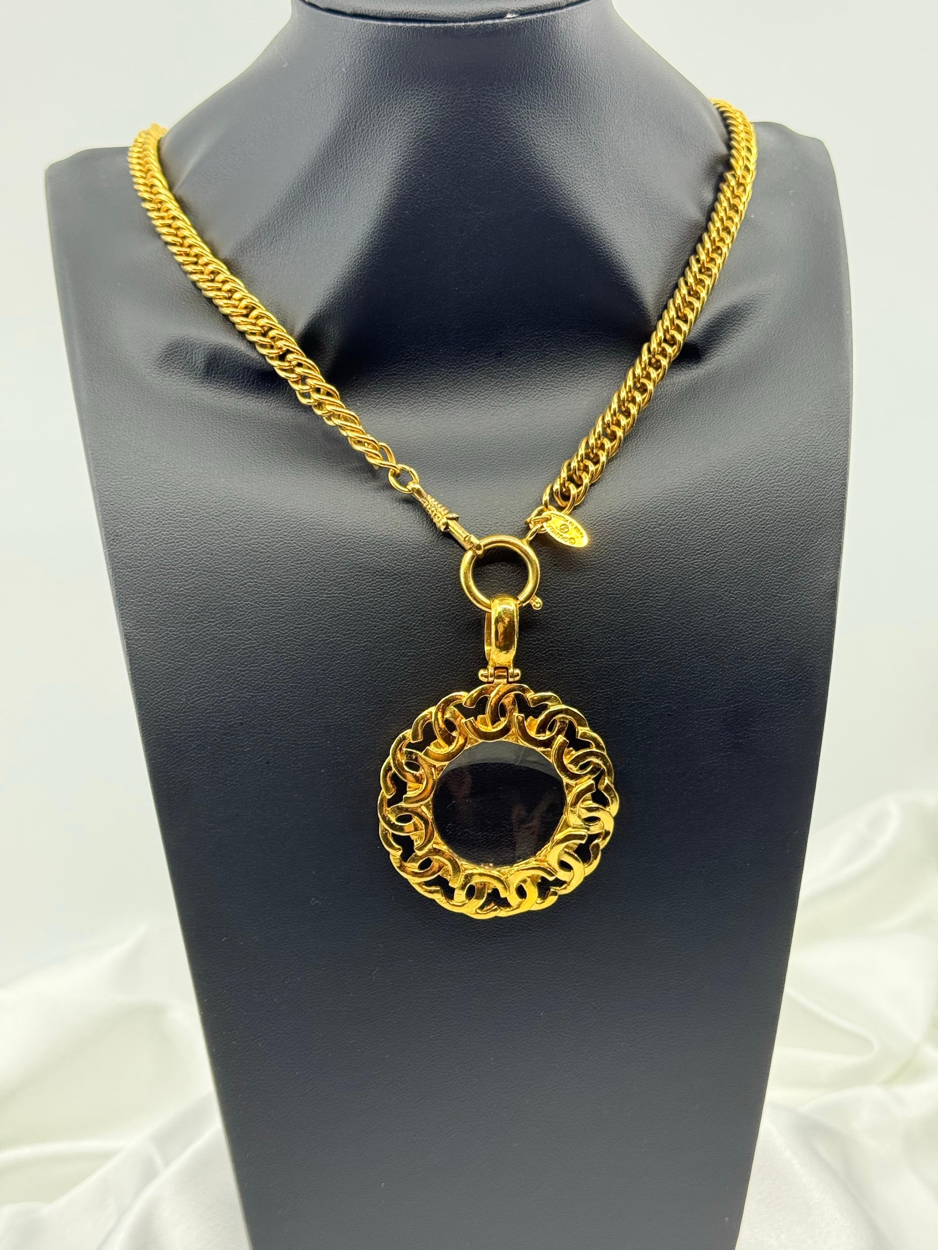 Chanel Vintage Gold CC Logos Vergrößerungsglas-Anhänger Halskette im Zustand „Gut“ im Angebot in Bellevue, WA