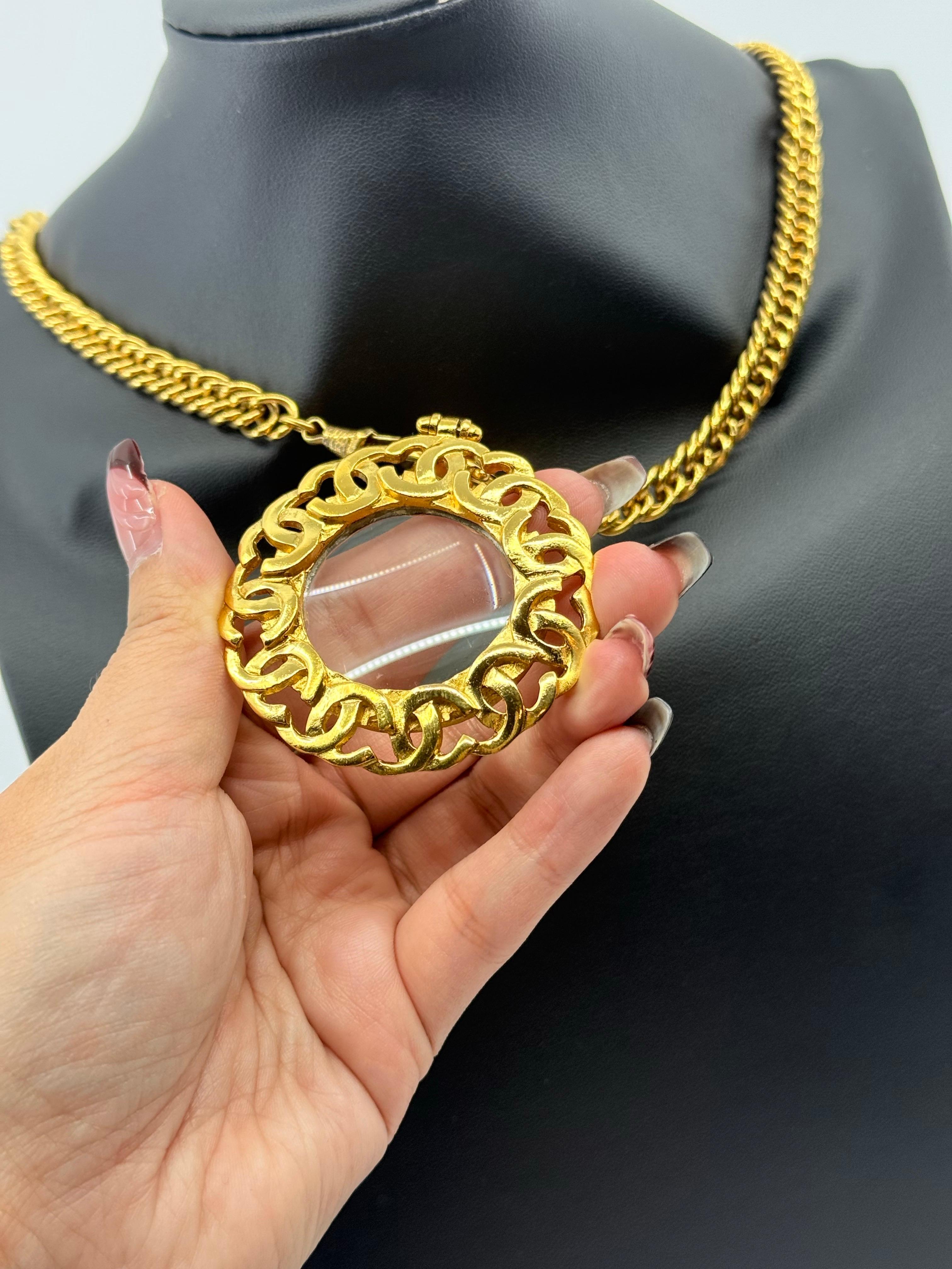 Chanel Vintage Gold CC Logos Vergrößerungsglas-Anhänger Halskette für Damen oder Herren im Angebot