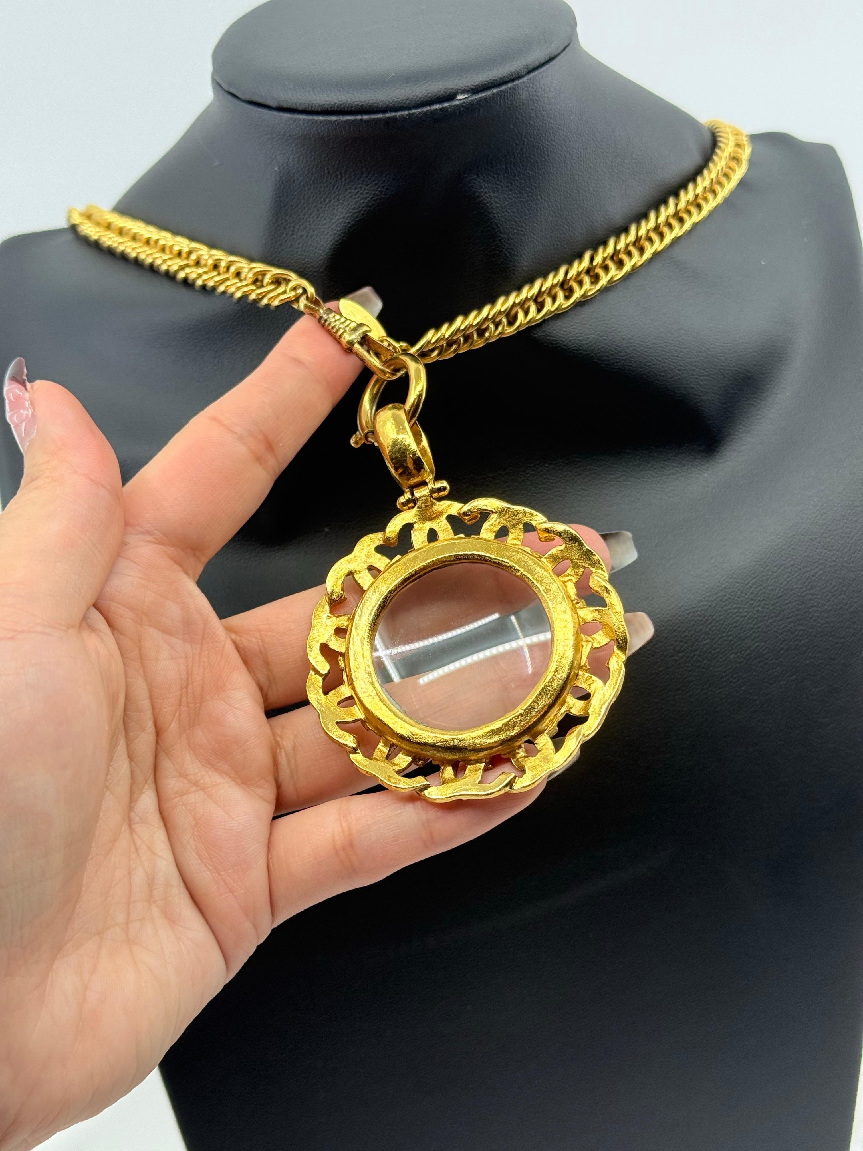Chanel Vintage Gold CC Logos Vergrößerungsglas-Anhänger Halskette im Angebot 1