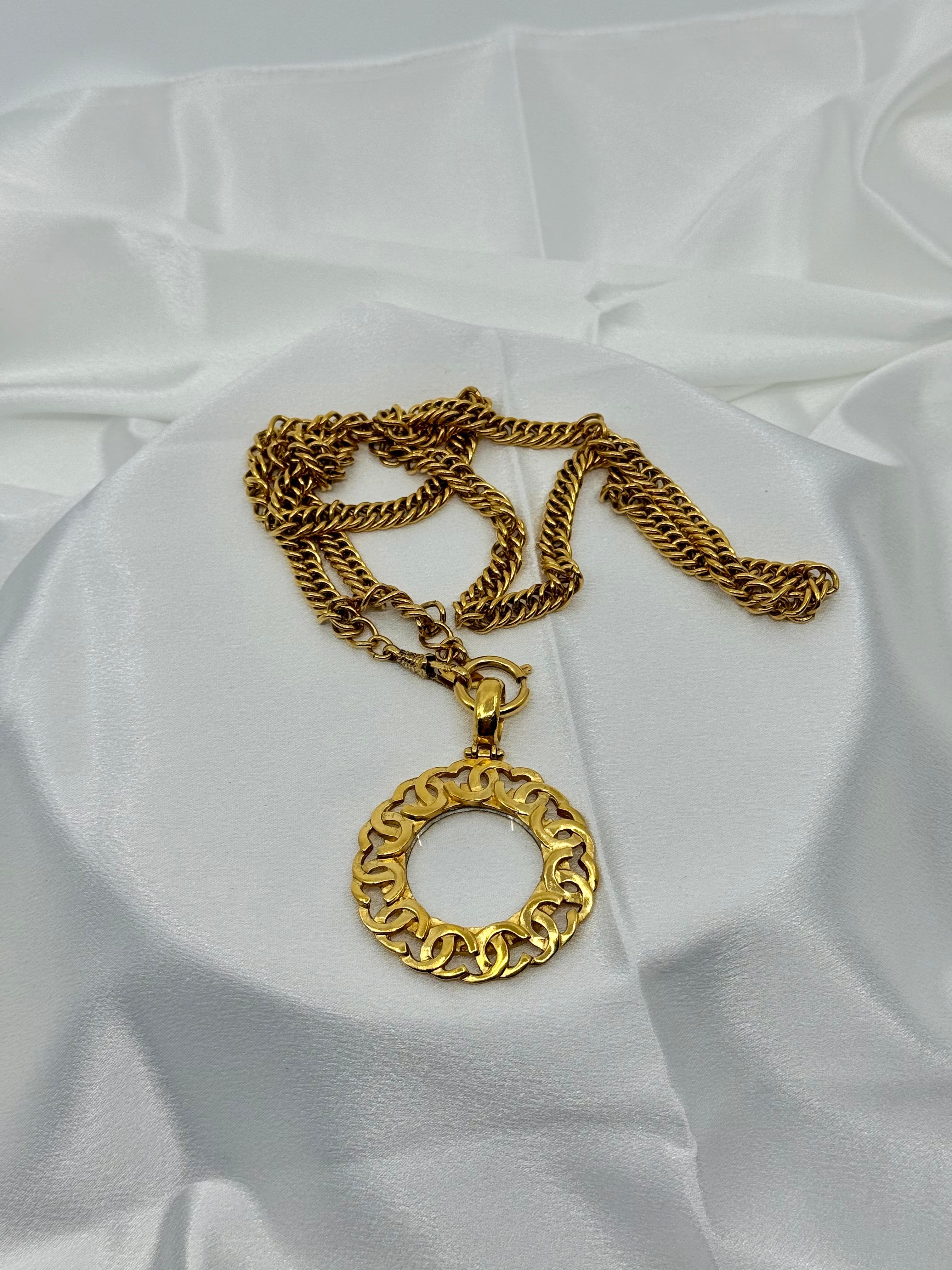 Chanel Vintage Gold CC Logos Vergrößerungsglas-Anhänger Halskette im Angebot 2
