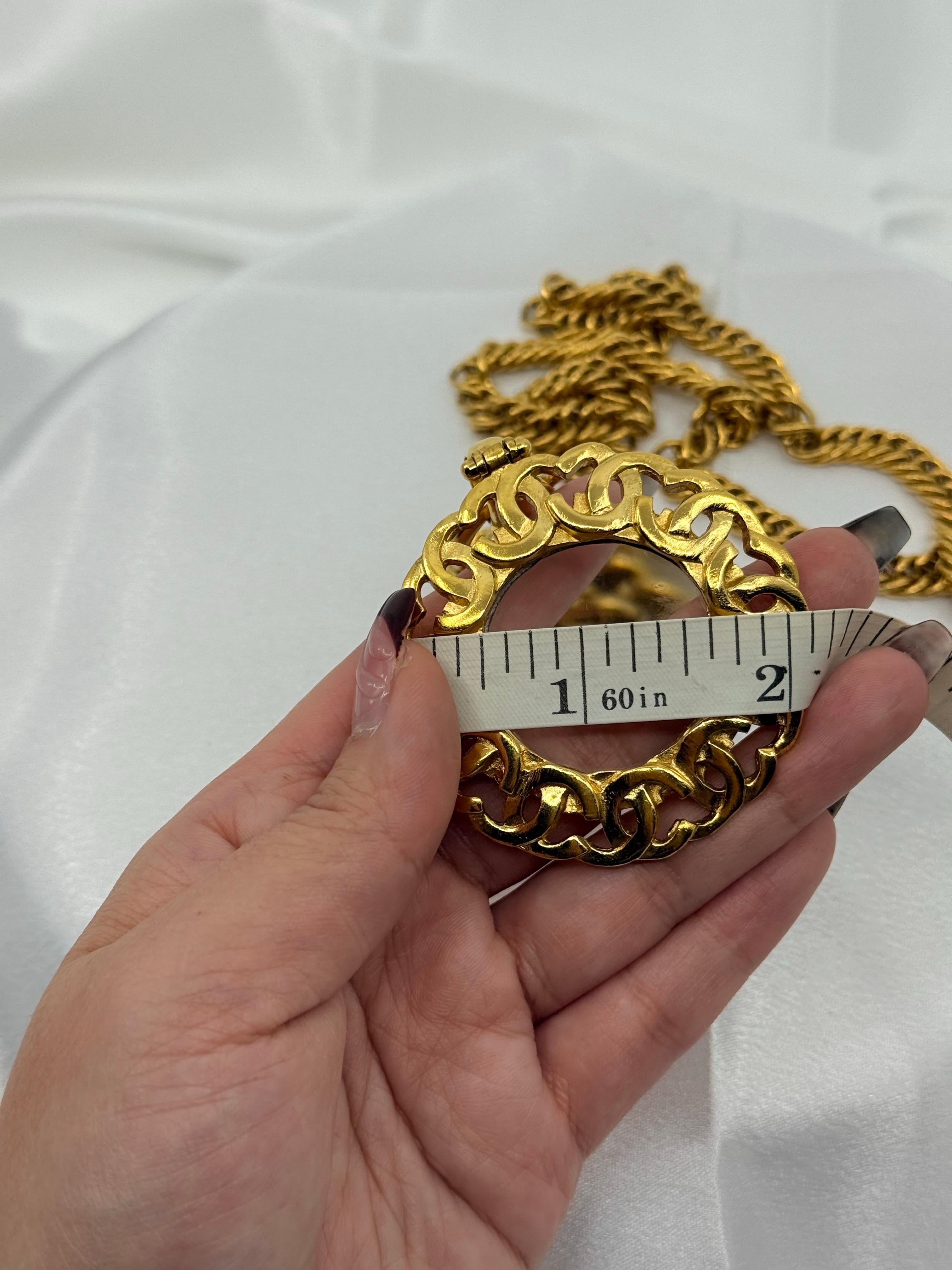 Chanel Vintage Gold CC Logos Vergrößerungsglas-Anhänger Halskette im Angebot 4