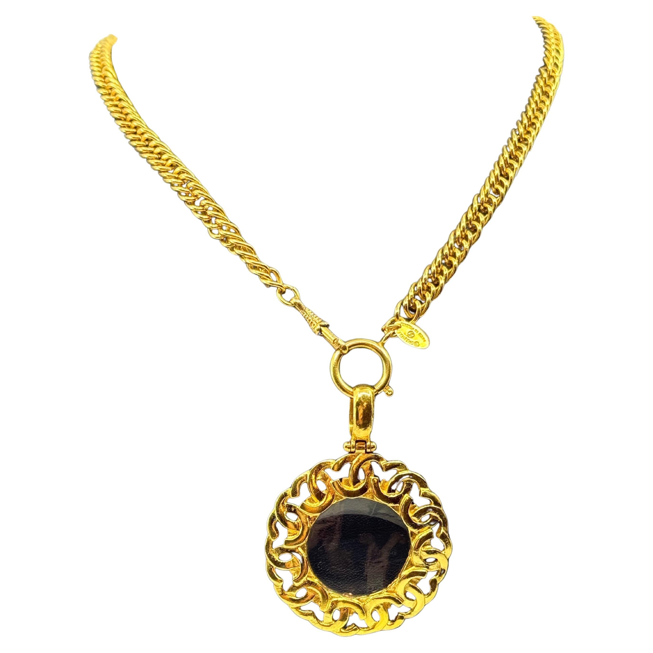 Collana con ciondolo a forma di lente d
ingrandimento Chanel Vintage Gold CC Logos
