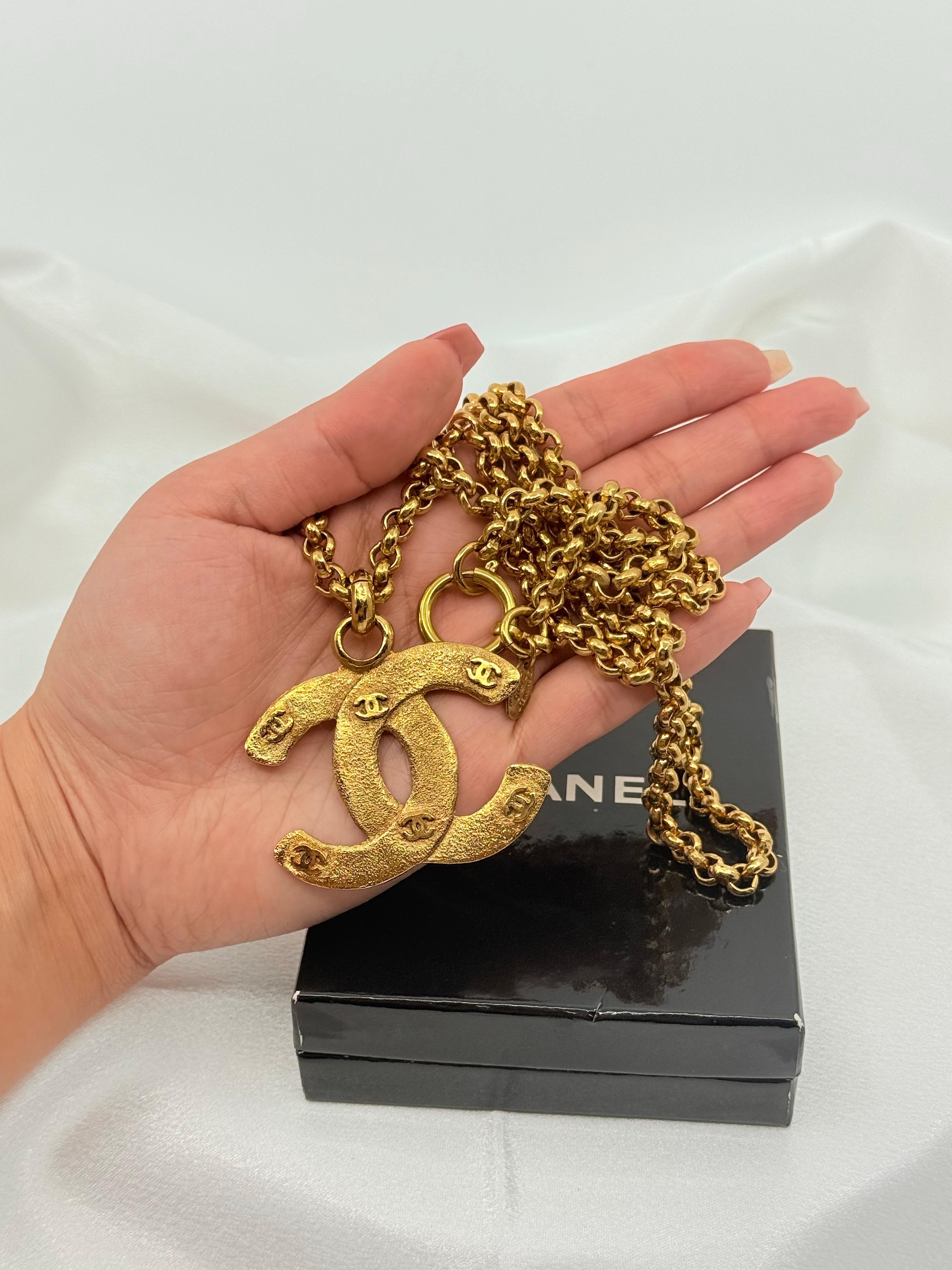 CHANEL Vintage Gold CC Logos Statement Chain Necklace For Sale 6